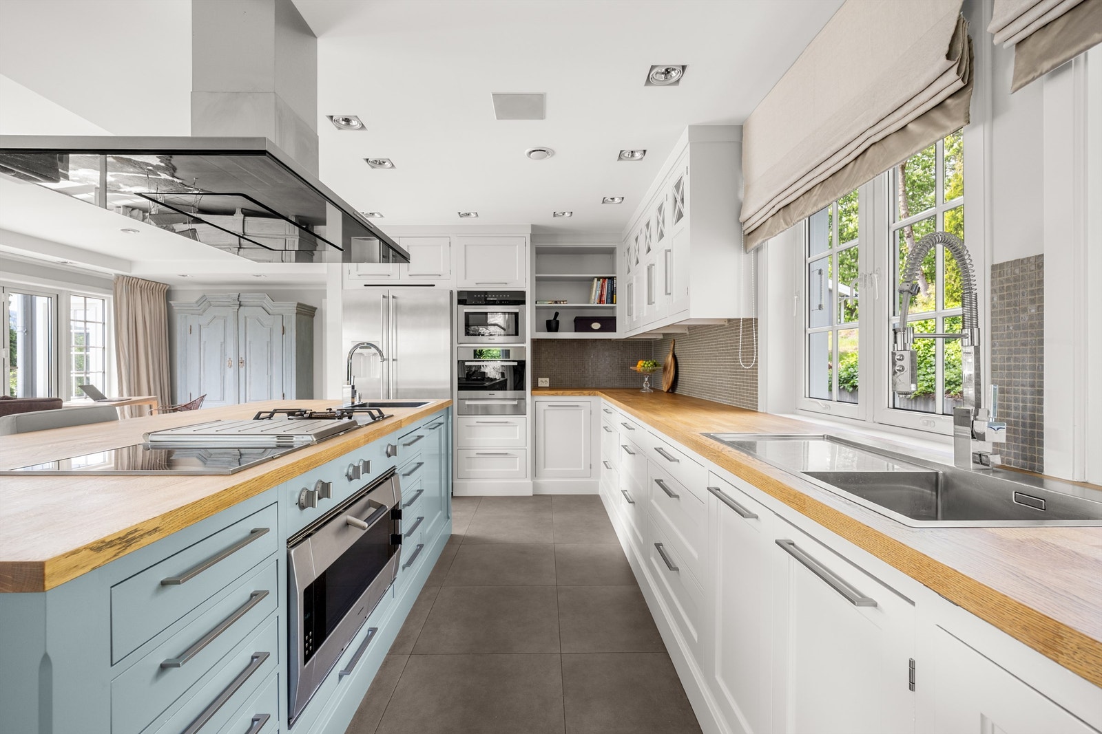 Kjøkkenet har delvis integrerte hvitevarer - Hvitevarer bl.a. fra Gaggenau og Miele Galleribilde