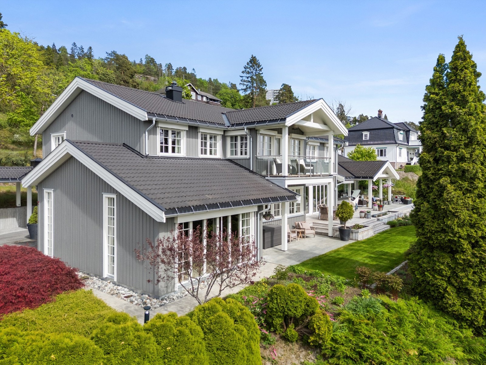 Plattingen er på ca. 21 kvm og har skiferbelagt dekke Galleribilde