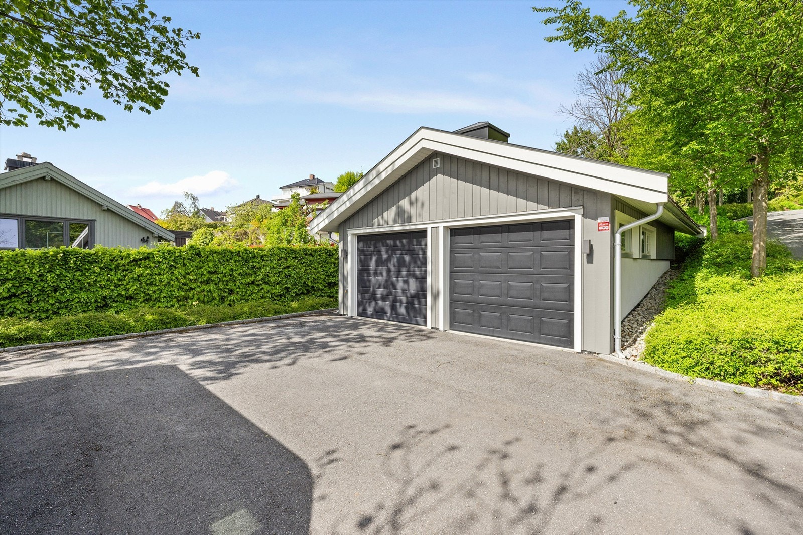 Frittstående dobbelgarasje fra 2011 på ca. 46 kvm (inkl. bod) med støpt betongdekke og elektriske leddporter Galleribilde