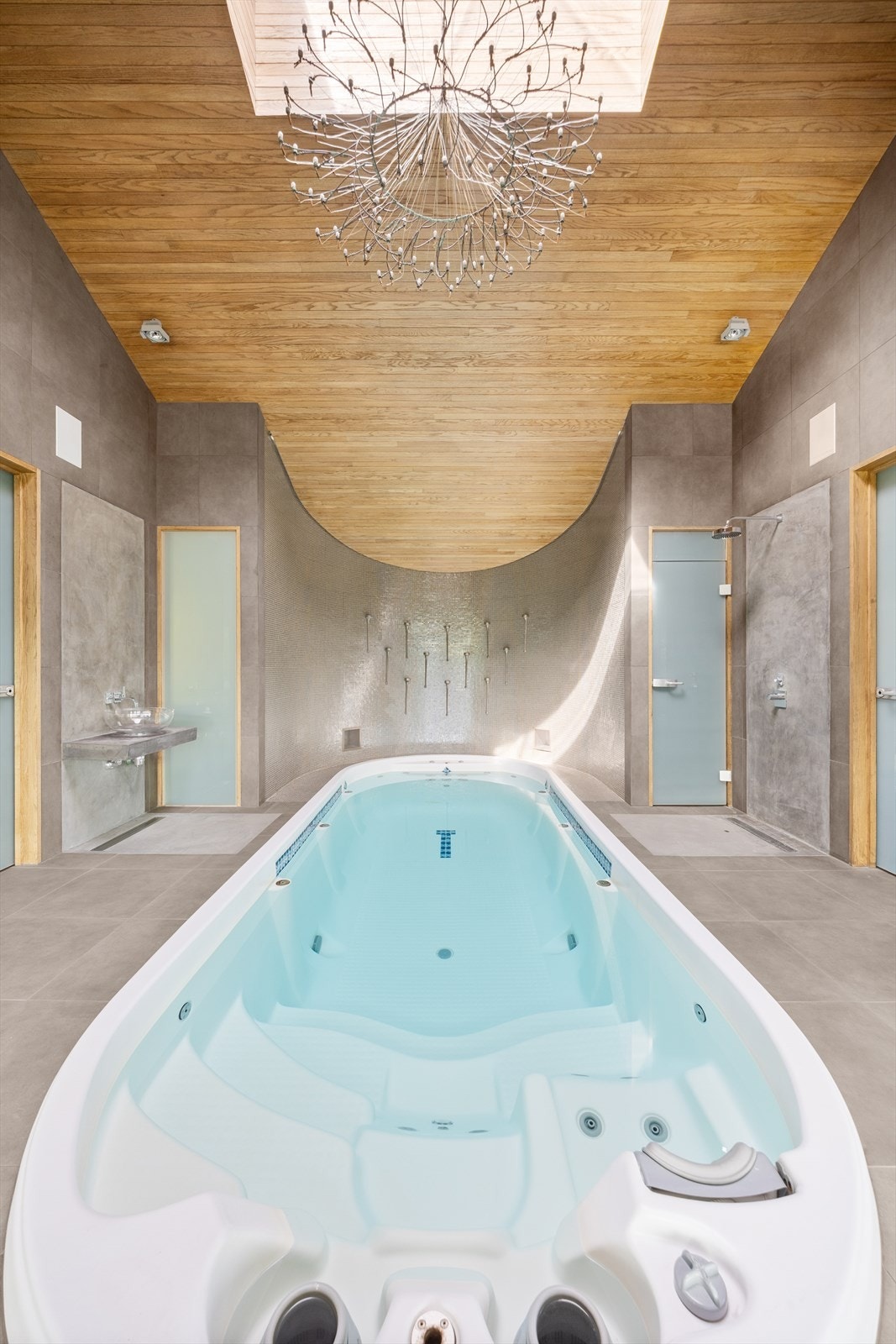 Rommet har høy takhøyde (opptil 4,20 m) som gir en luftig atmosfære Galleribilde