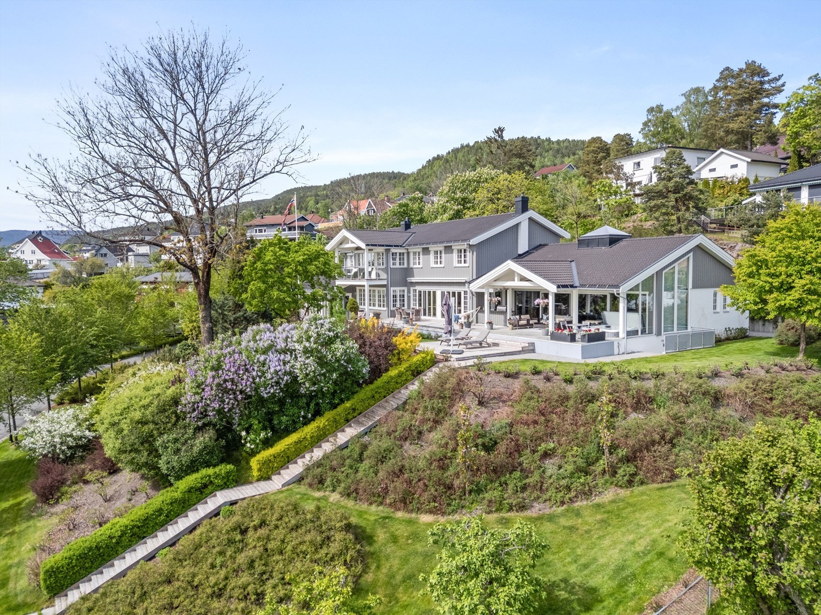 Flere flotte uteplasser rundt boligen med flott utsikt over byen - de fleste uteplassene er også godt skjermet for innsyn Galleribilde