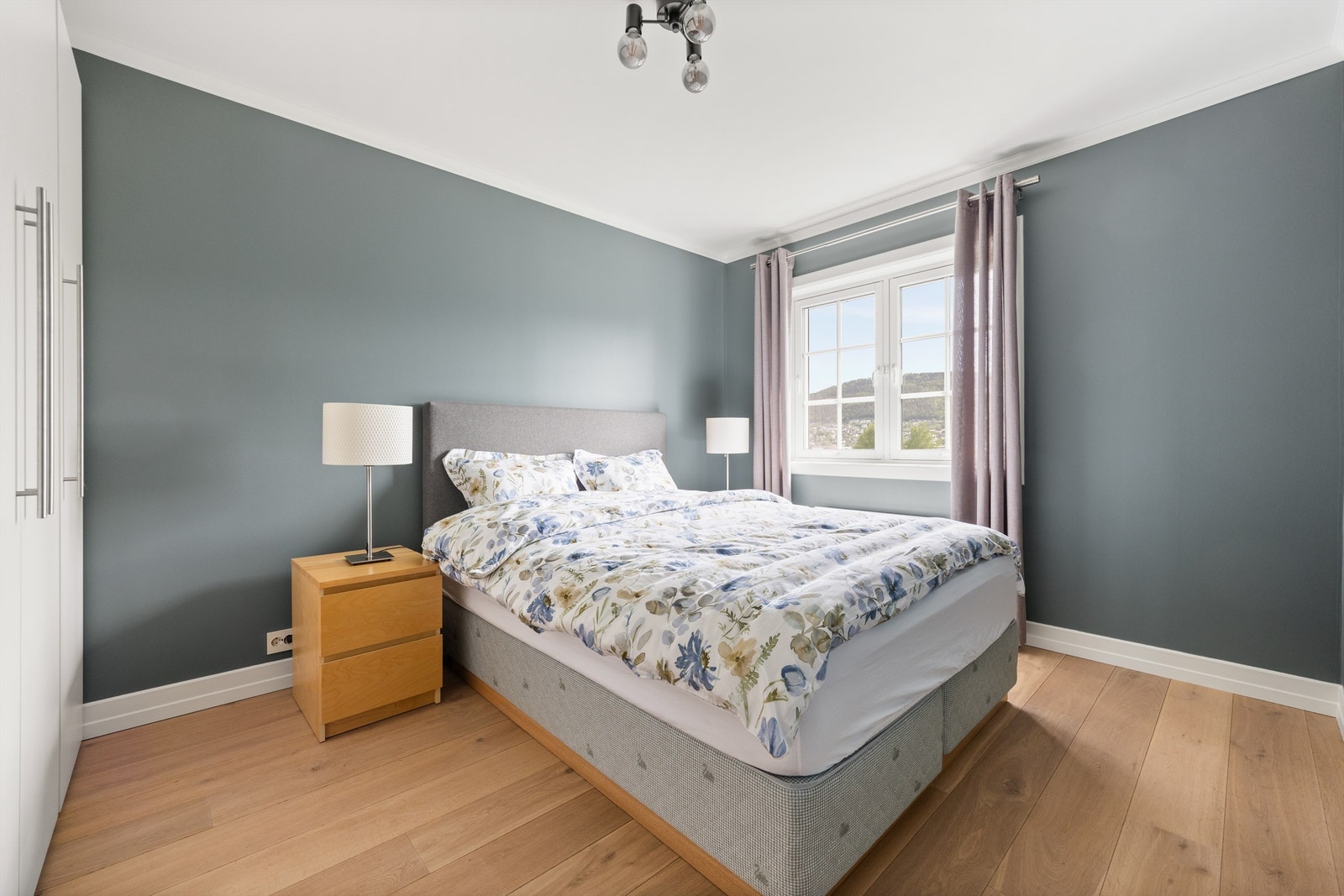 Soverom 3 med garderobeløsning som har garderobeskap i hvit og glatt utførelse Galleribilde