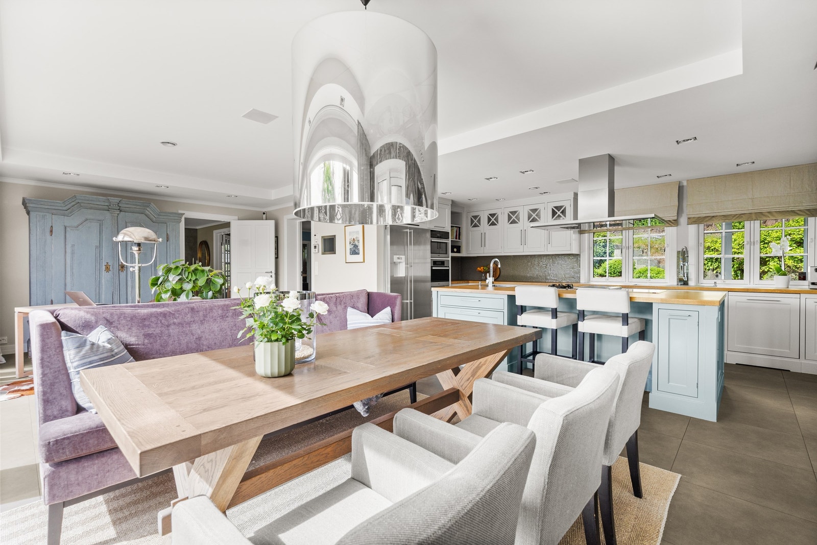 Pent og profilert kjøkken fra 2011 som er godt velutstyrt - Innredning fra Kvænum Galleribilde