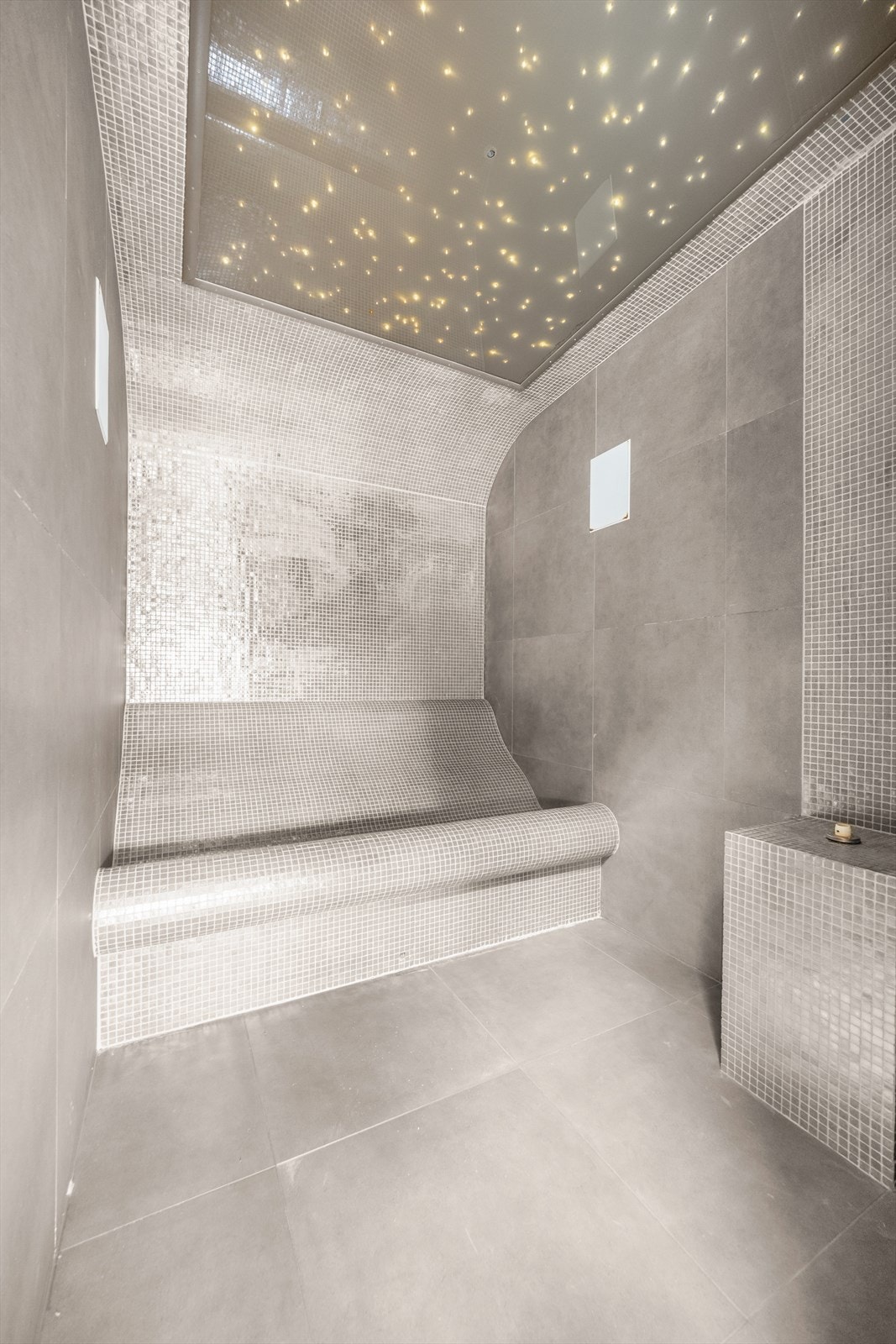 Eksklusivt steam-/dampbad med plassbygget mosaikkbenk Galleribilde