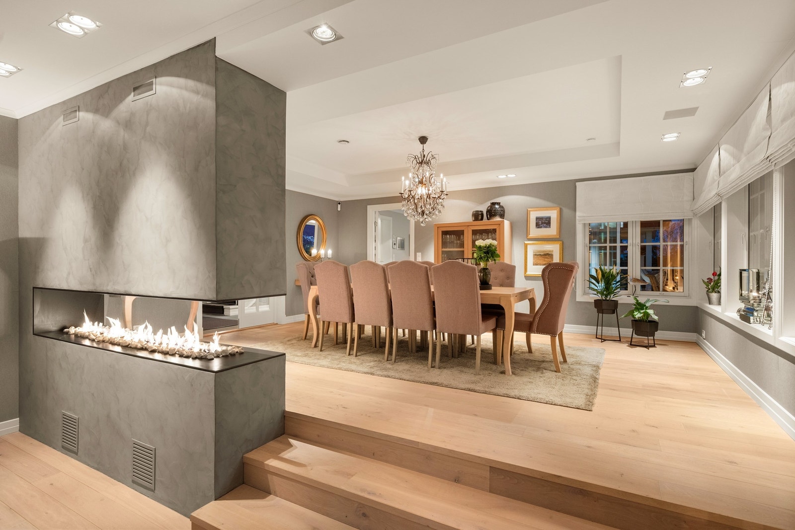 Flott gasspeisinnsats i skillevegg mellom stuen/spisestuen Galleribilde