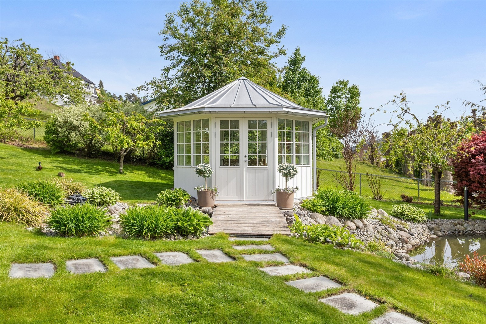 Nydelig og frodig hageområde som er svært pent opparbeidet med bl.a. egen andedam Galleribilde