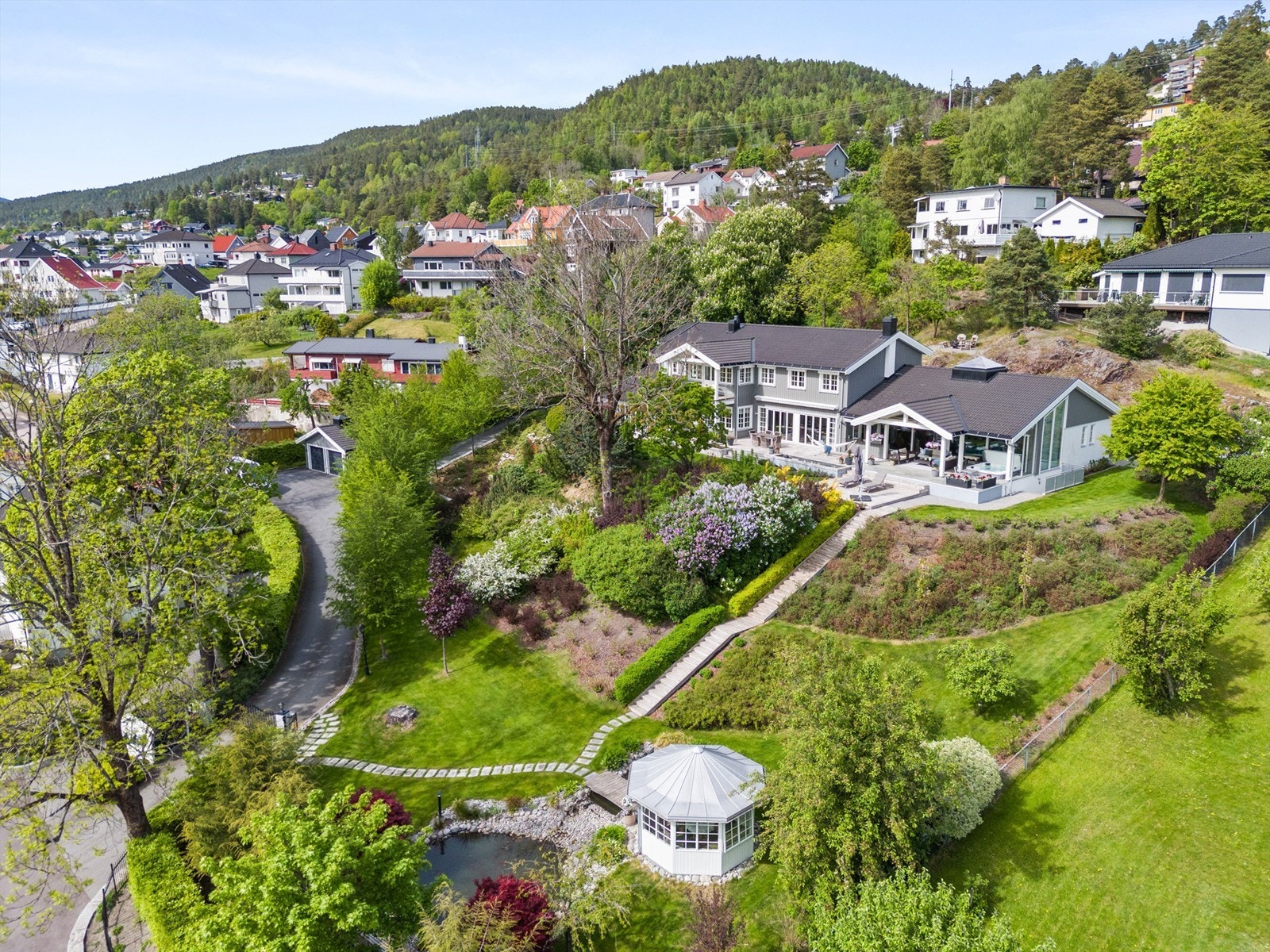 Velkommen til Hotvetveien 60 - en herskapelig og moderne villa, som må sees! Galleribilde