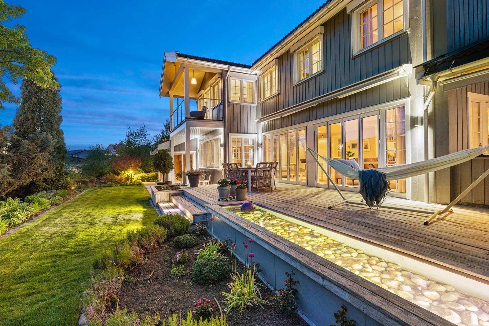 Terrasse ved kjøkkenet - Kveldsbilde Galleribilde