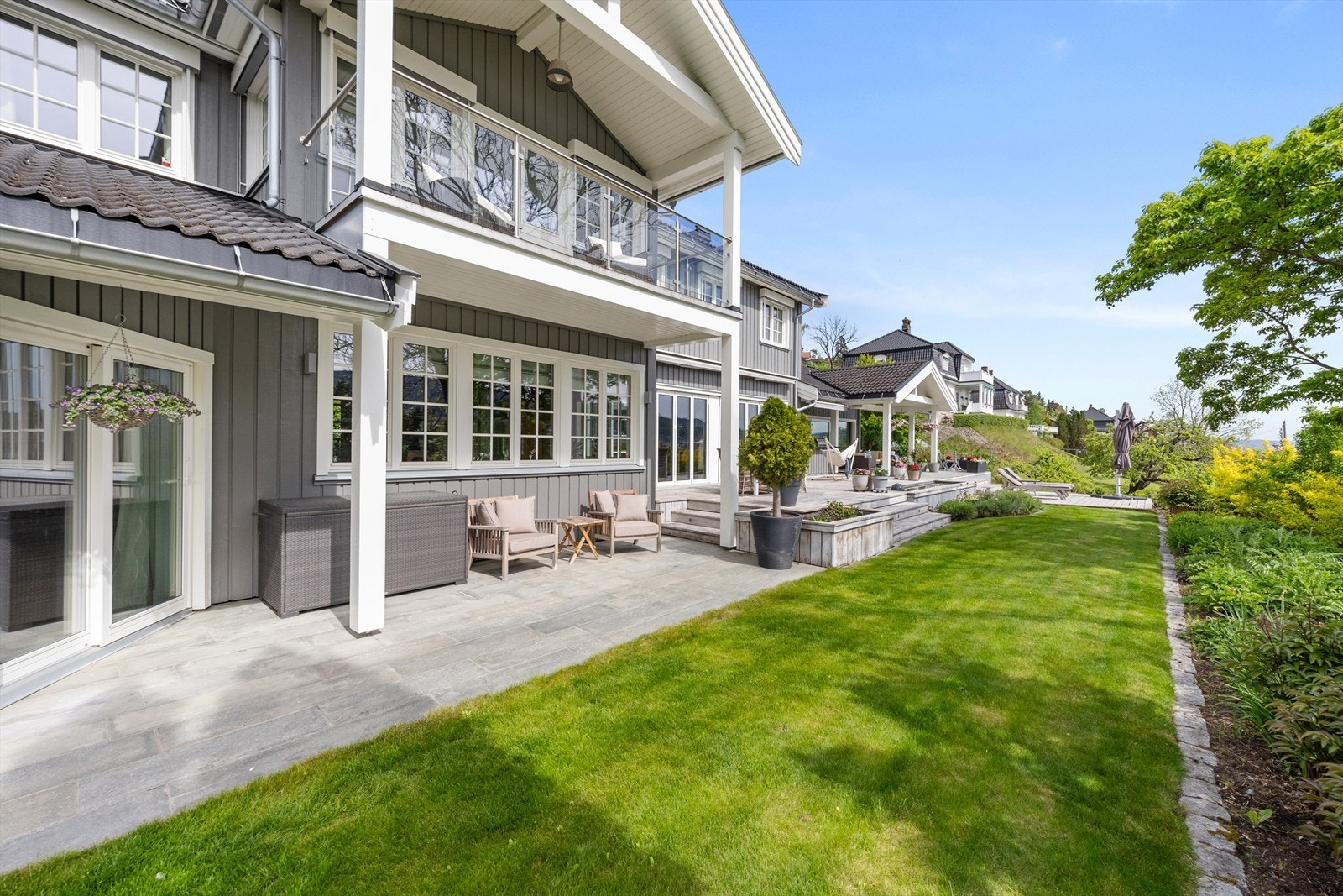 Delvis overbygget platting ved stuen Galleribilde