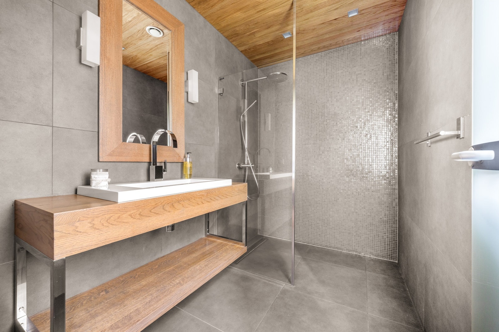 Dusjrom med servant og regnfallsdusj i nisje Galleribilde