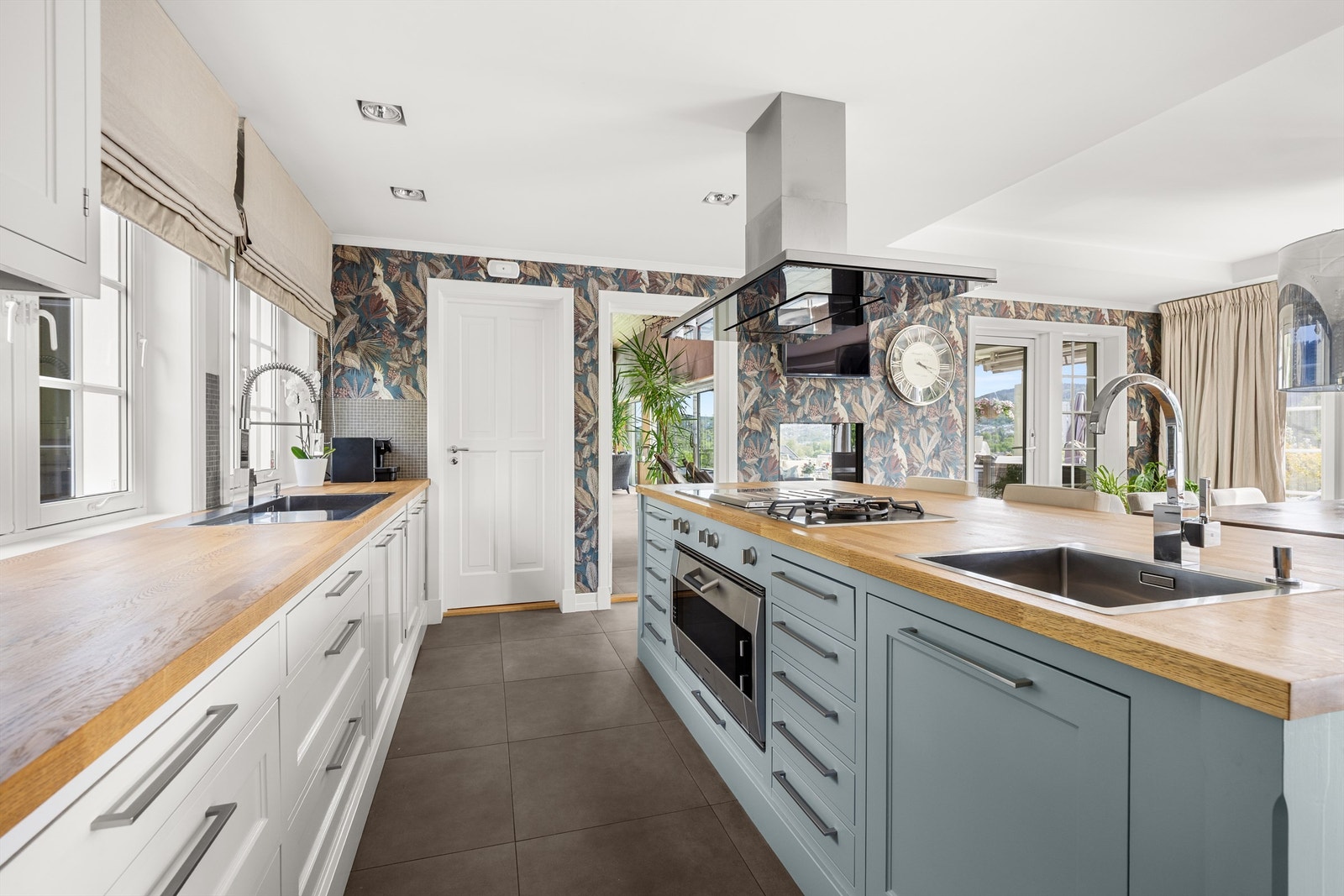 Flislagte felt på vegg over benkeplater av heltre - God plass på arbeidsbenk Galleribilde