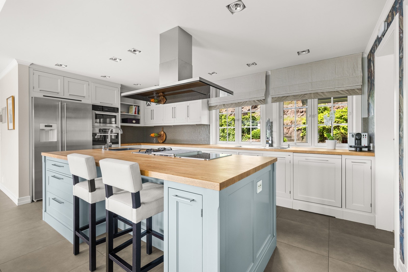 Praktisk kjøkkenøy med barløsning og underskap med oppbevaringsplass Galleribilde