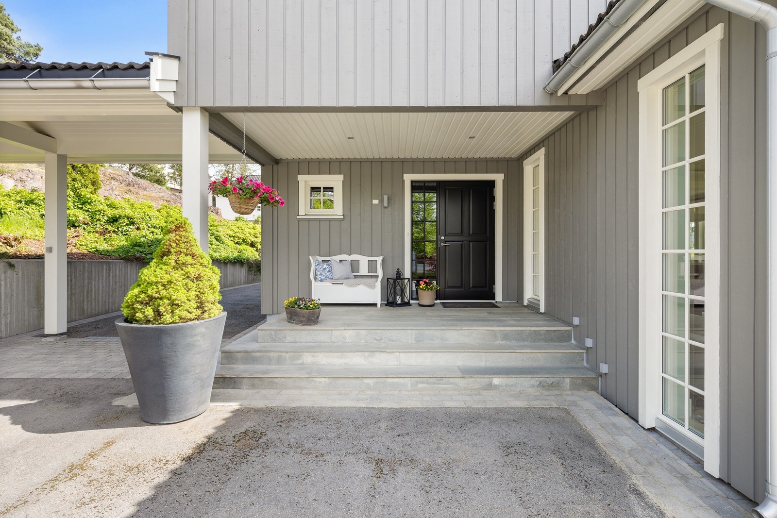 Fra gårdsplassen er det utvendig trappeadkomst til boligens overbygde inngangsparti i 1. etasje Galleribilde