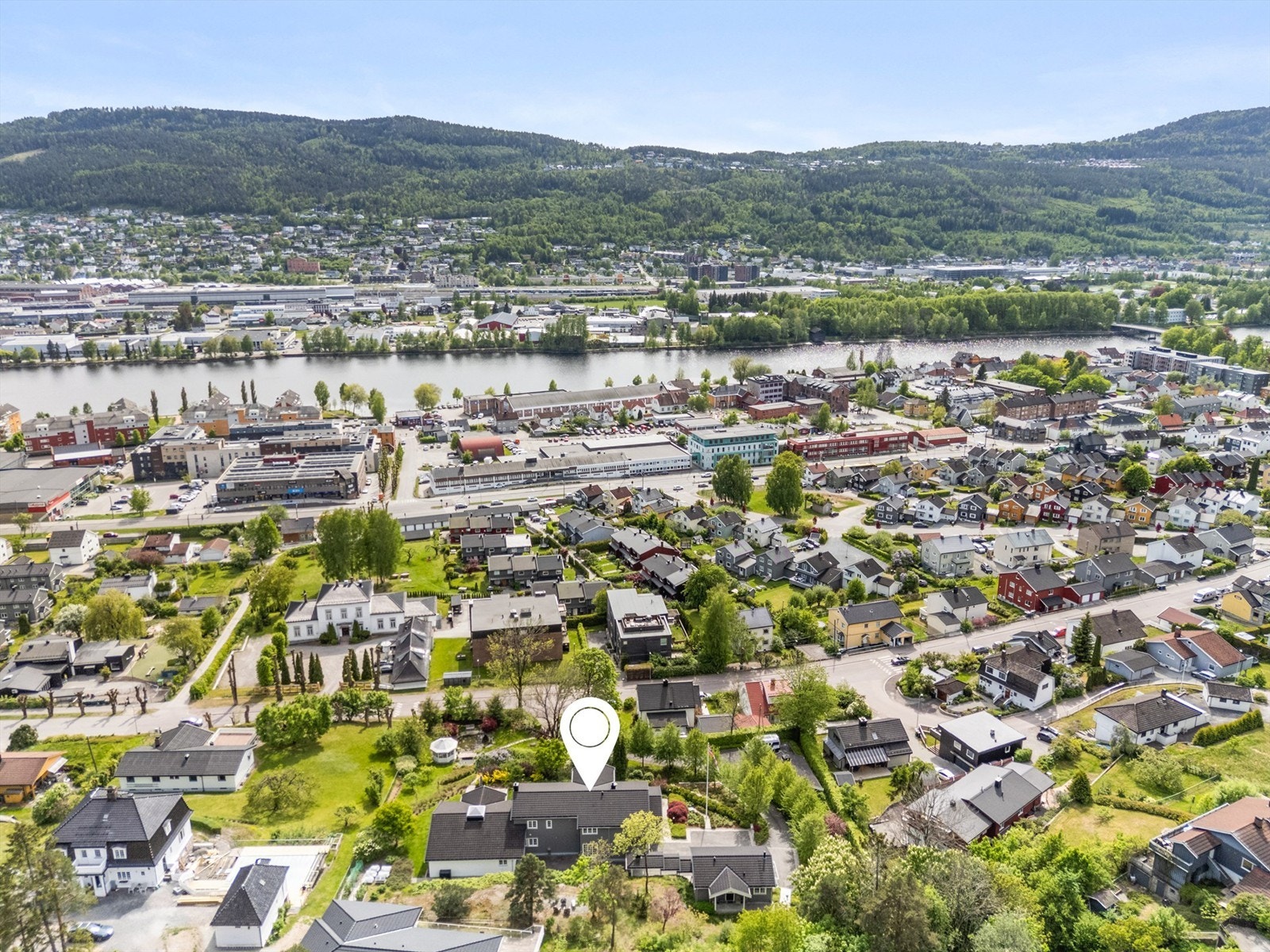 Kort gangavstand (under 1 km) til flere barnehager, barneskole med tilhørende idrettsanlegg og ungdomsskole Galleribilde