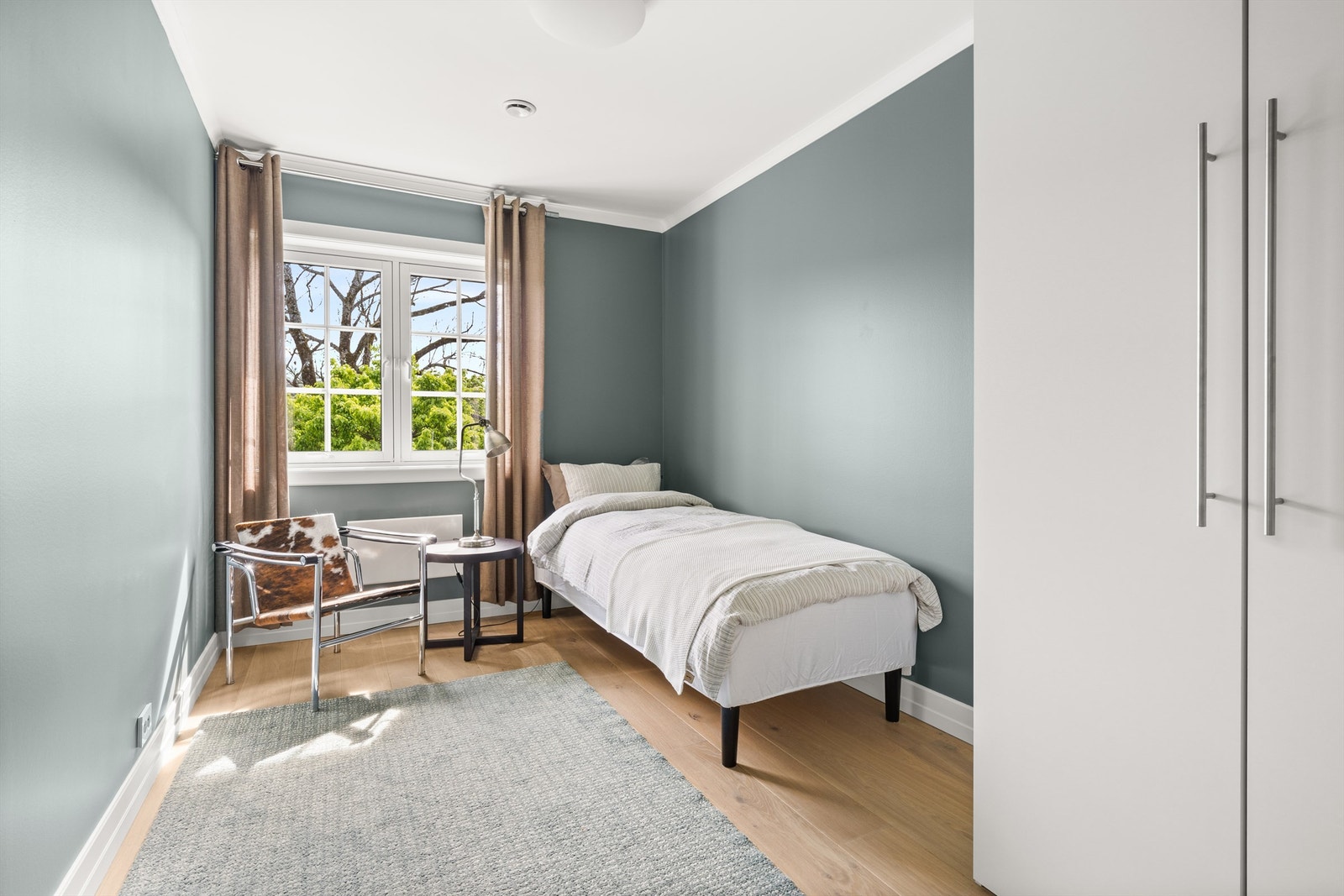 Soverom 2 med garderobeskap i hvit og glatt utførelse Galleribilde