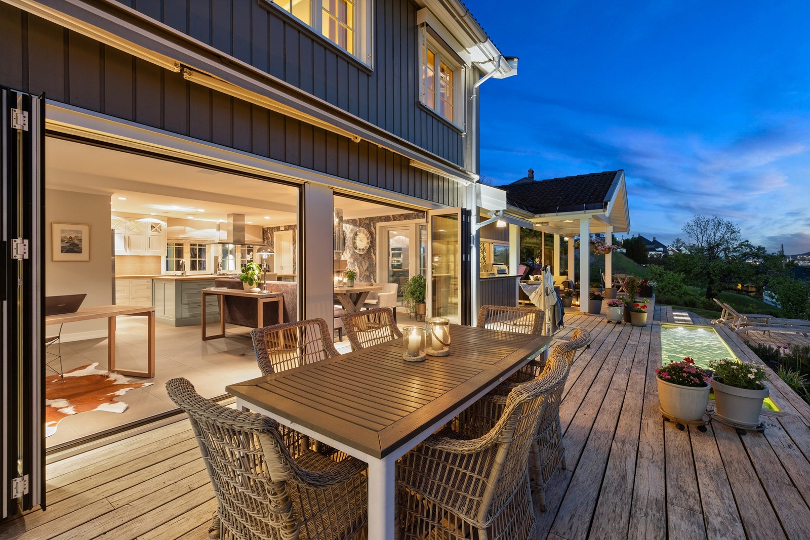 Terrasse ved kjøkkenet - Kveldsbilde Galleribilde