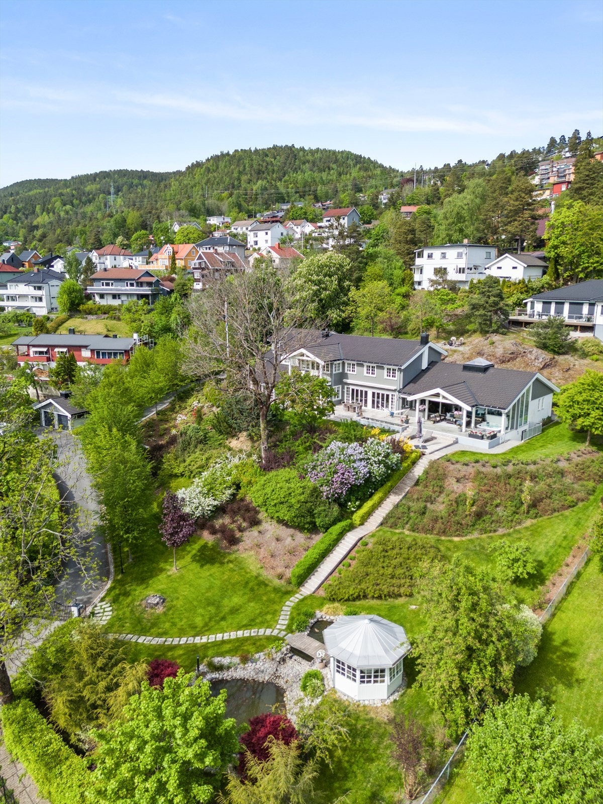 Fra terrassen er det utvendig trappeadkomst ned til nedre del av hageområde (egen parklignende hage) Galleribilde