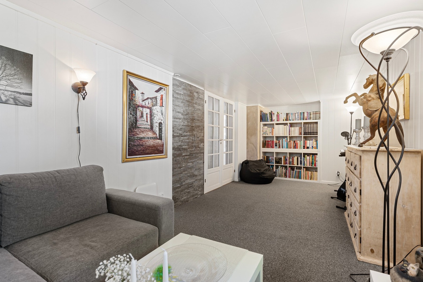 Nedenfor trappen i kjelleren har du romslig kjellerstue som også er godkjent som soverom Galleribilde