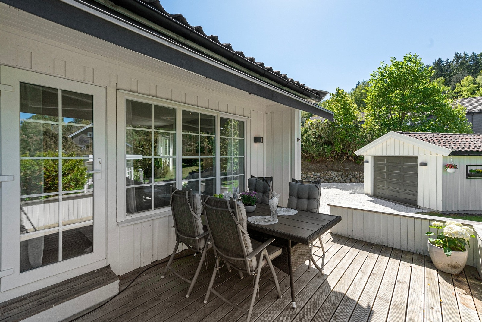 Fra stuen har du dør ut til terrasse på 17 m2 med trapp videre ned til hagen Galleribilde