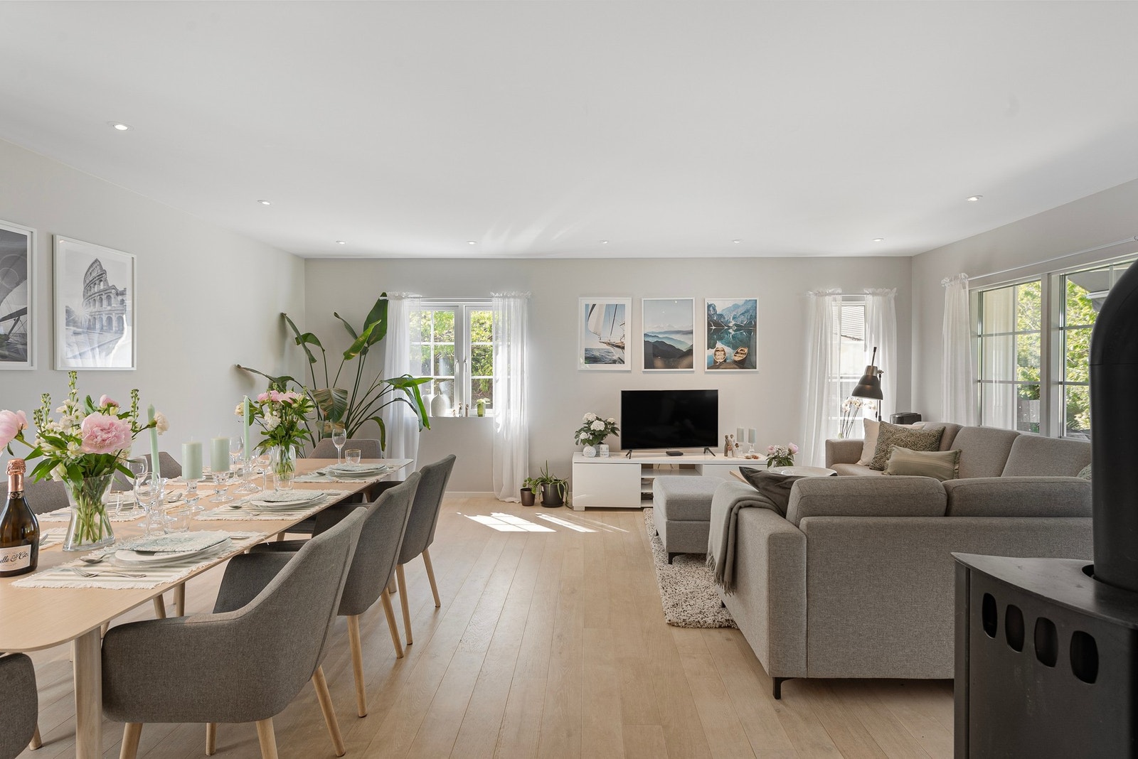 Rommet har god plass til både spisestue og sofagruppe uten at det føles trangt Galleribilde