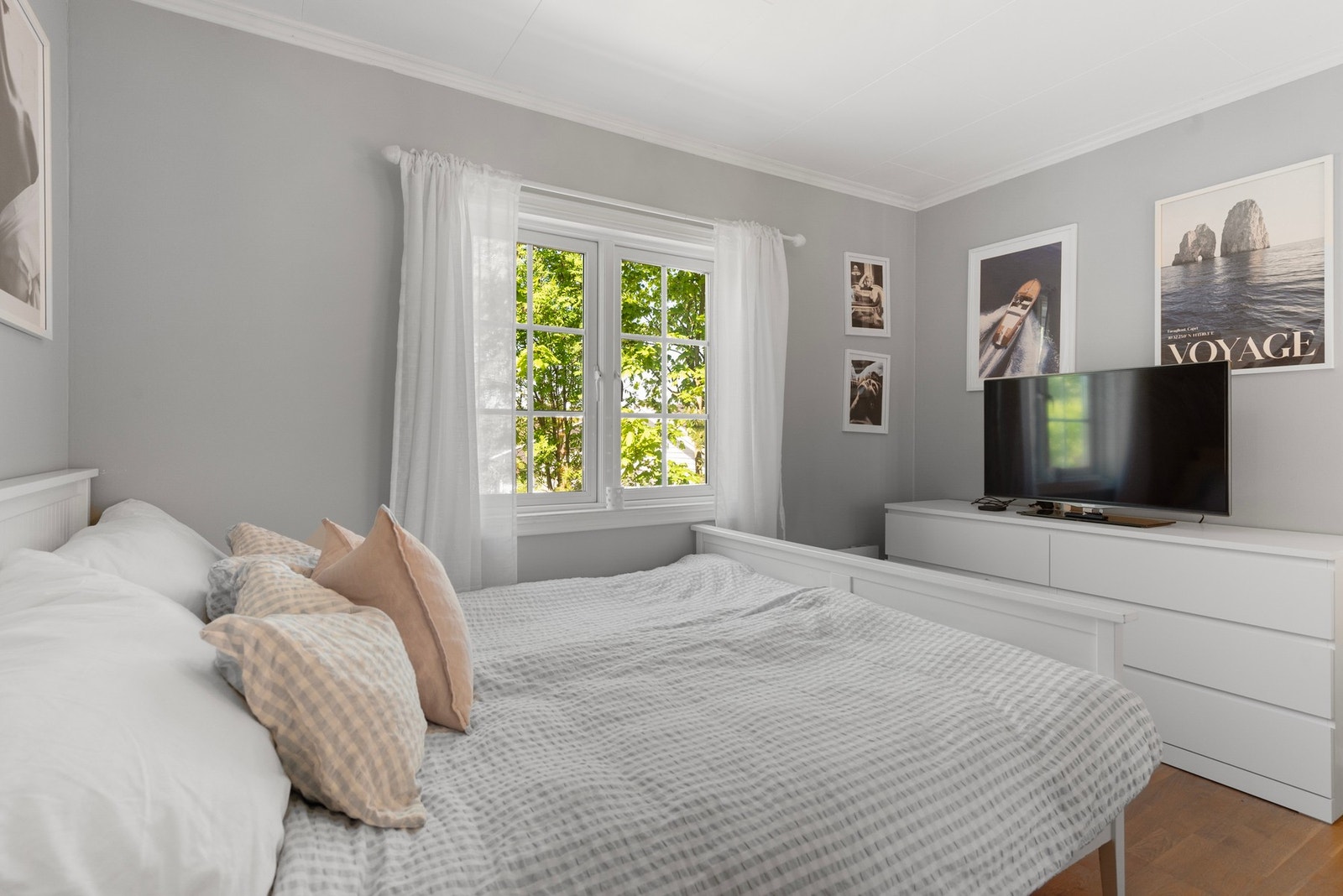 I hovedetasjen har du 2 av boligens soverom - like lyse og romslige som de andre rommene i boligen Galleribilde