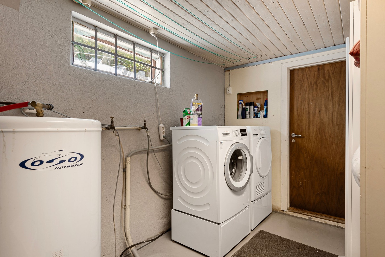 Boligen byr også på eget vaskerom, med videre adkomst til bod/lagring Galleribilde