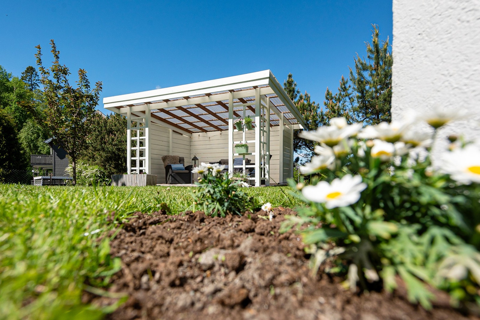 Det er laget en koselig utestue på 11 m2 i hagen Galleribilde