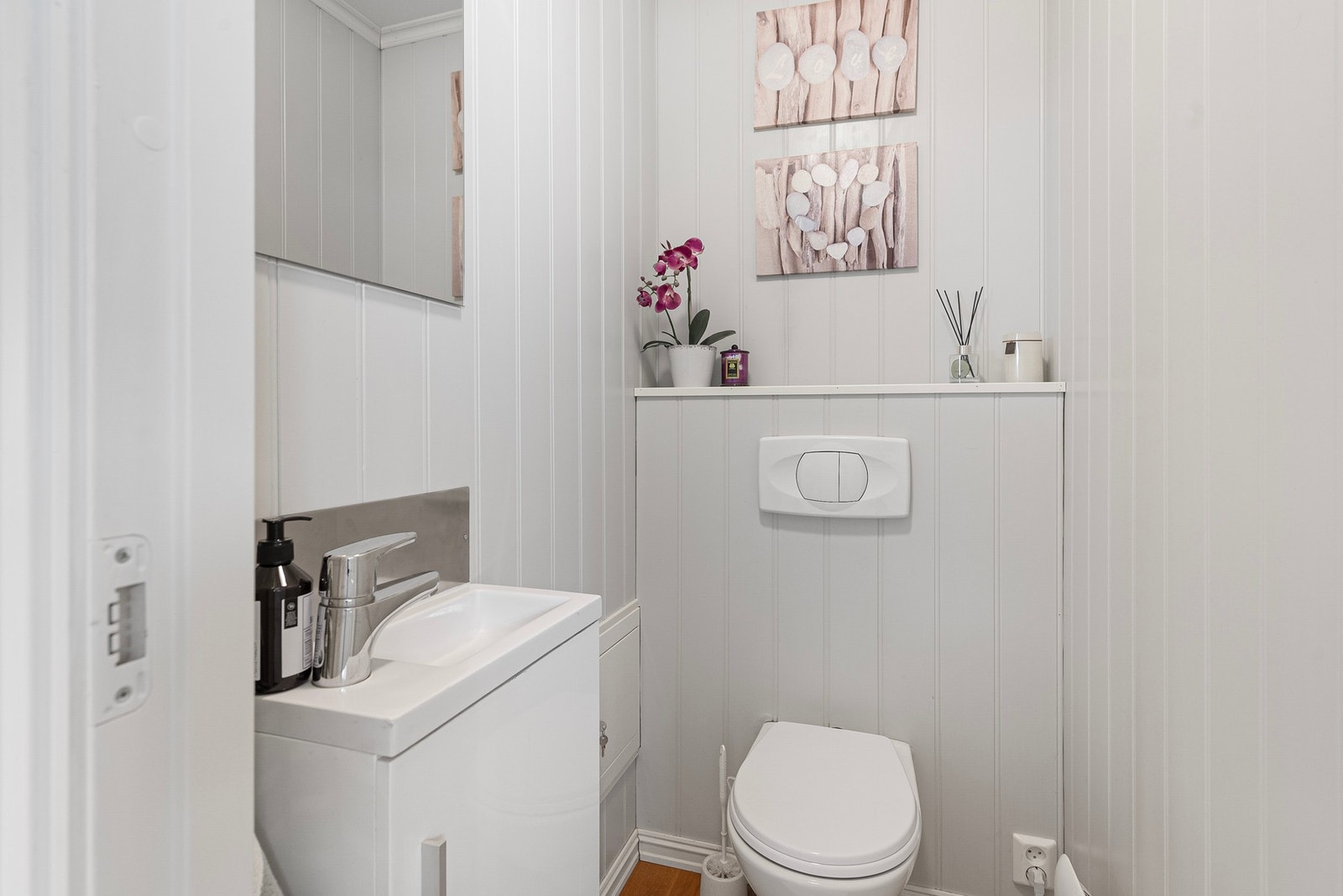 Fra hallen har du adkomst til separat toalett Galleribilde