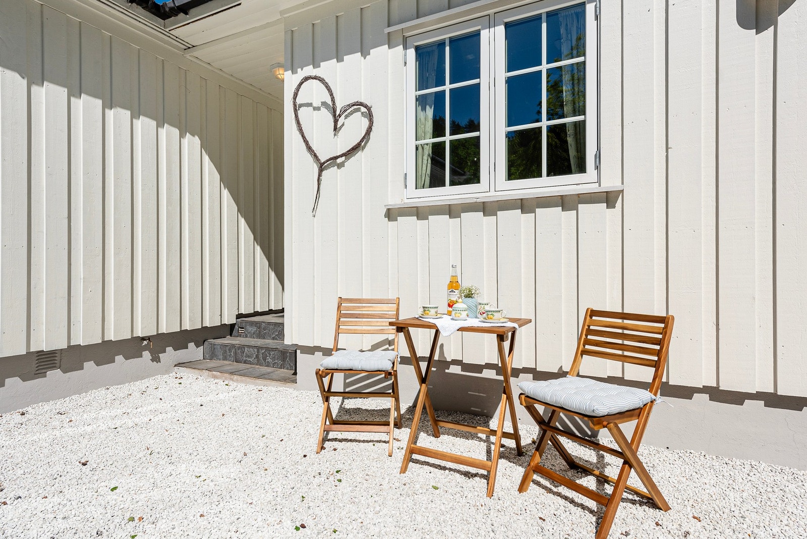 Ved inngangspartiet har du et lunt og koselig område med plass til koselig cafésett Galleribilde