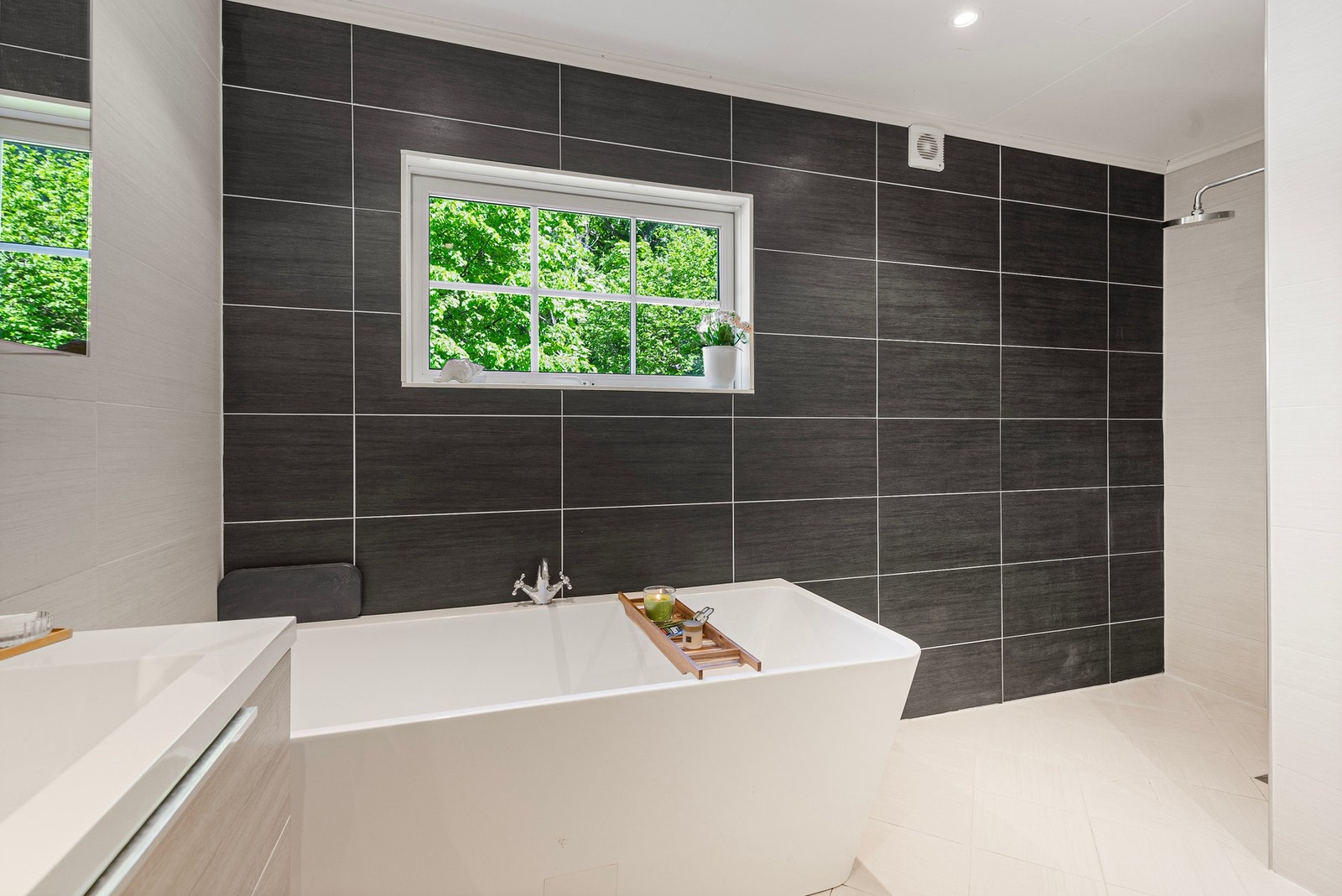 Har har du også romslig dusjnisje, samt badekar hvor du kan koble av etter en lang dag Galleribilde