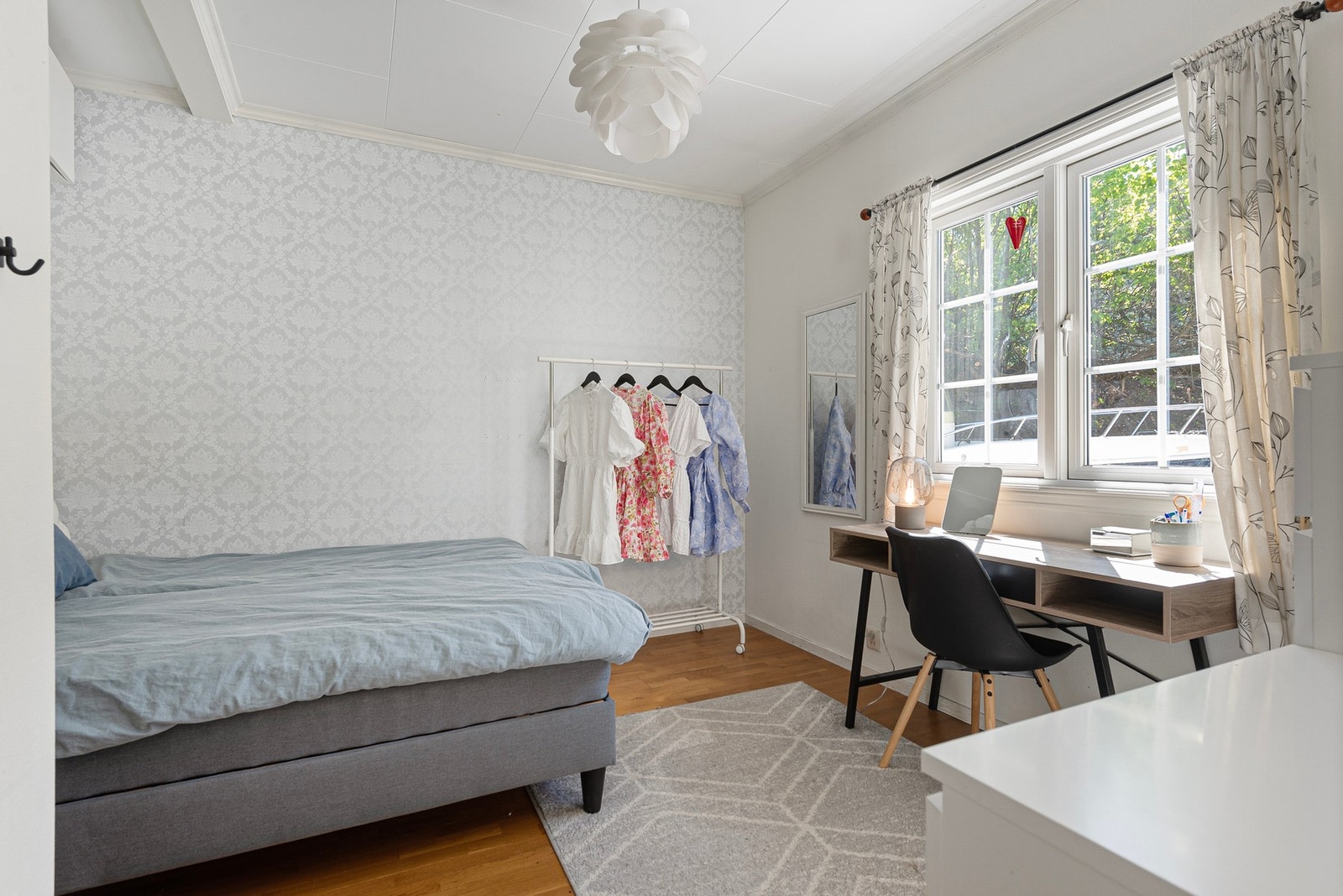 Rommene har plass til stor seng, garderobe og kontorplass Galleribilde