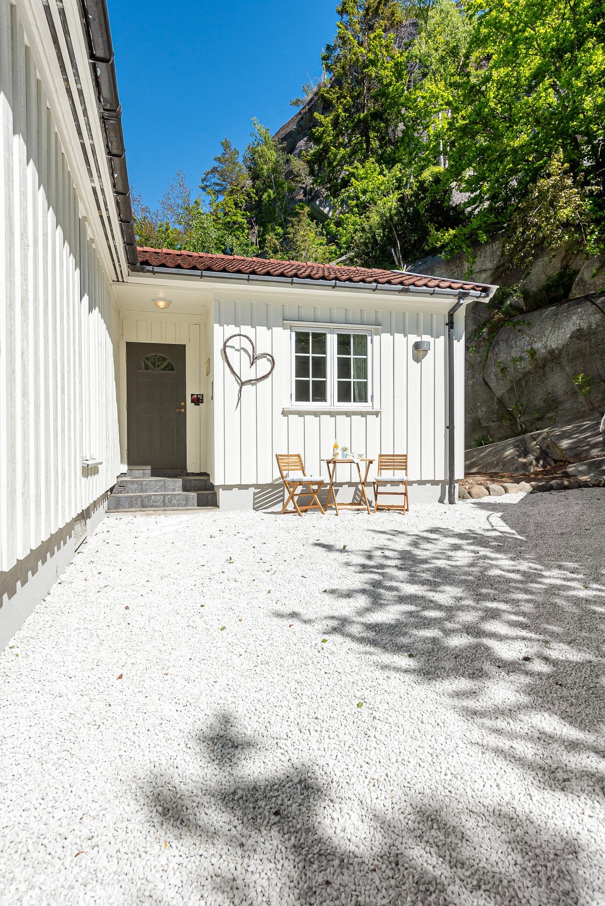 Et hyggelig inngangsparti med plass til parkering like ved ytterdøren Galleribilde