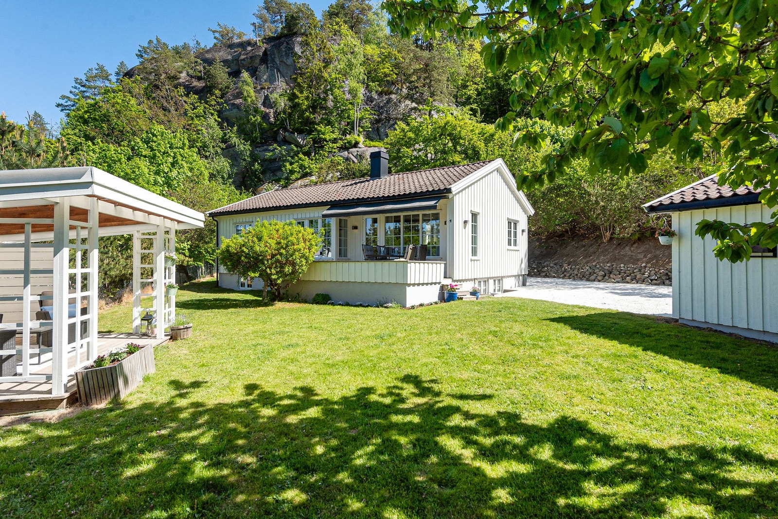 Den romslige hagen er enkel å holde ved like - her velger du selv hvor mye ekstra innsats du vil gjøre Galleribilde