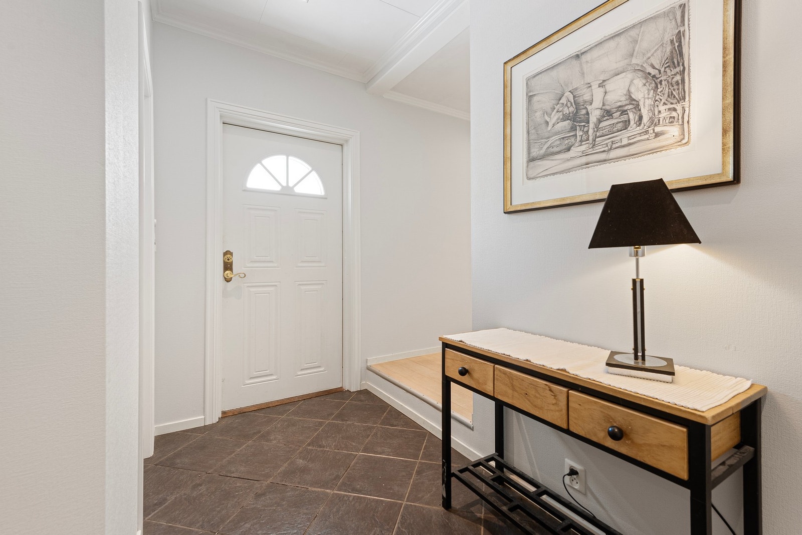 Velkommen inn - Her har du en lys og åpen entré med flislagt gulv og varmekabler Galleribilde