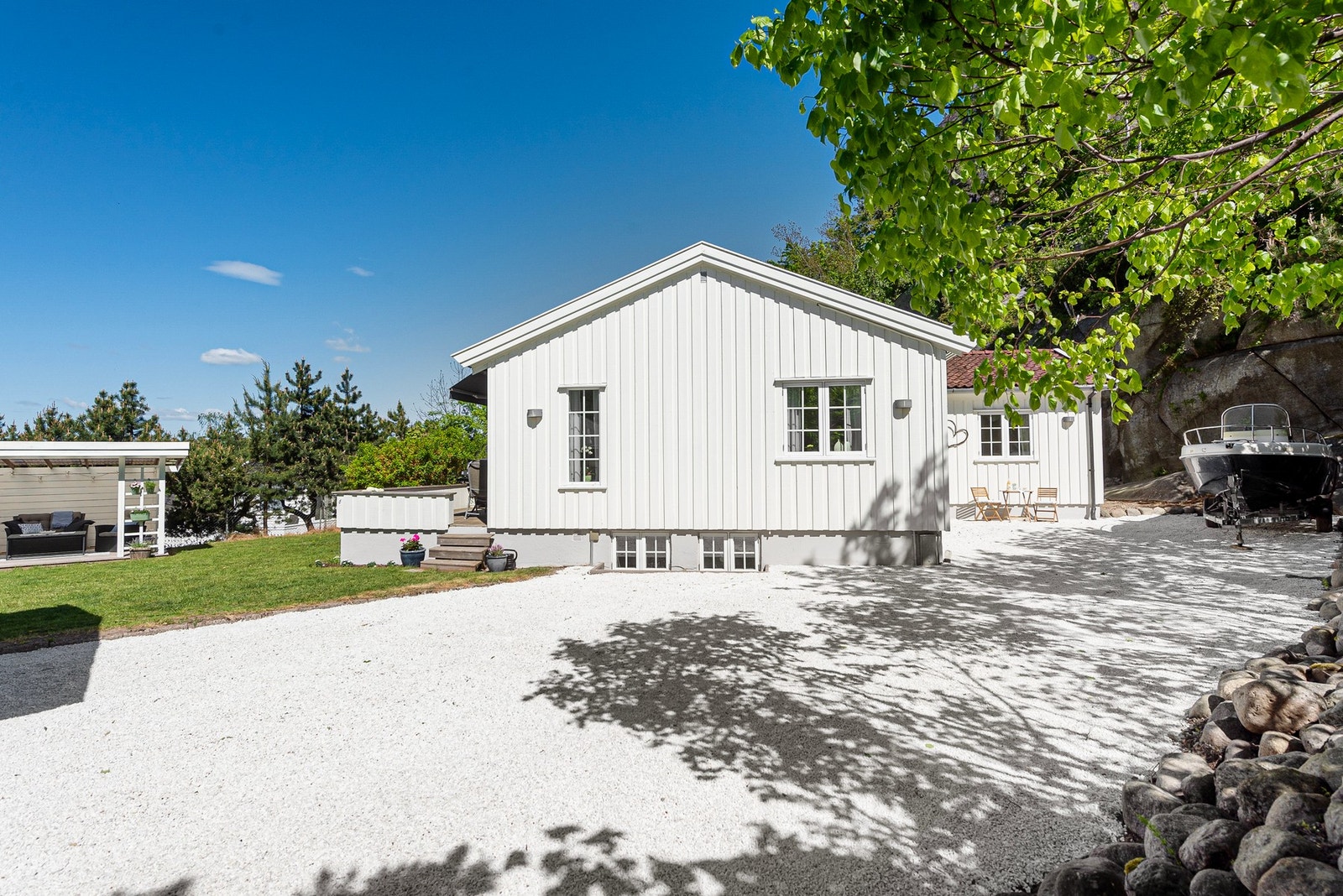 Boligen ligger noe tilbaketrukket og har derfor svært private uteområder å nyte Galleribilde