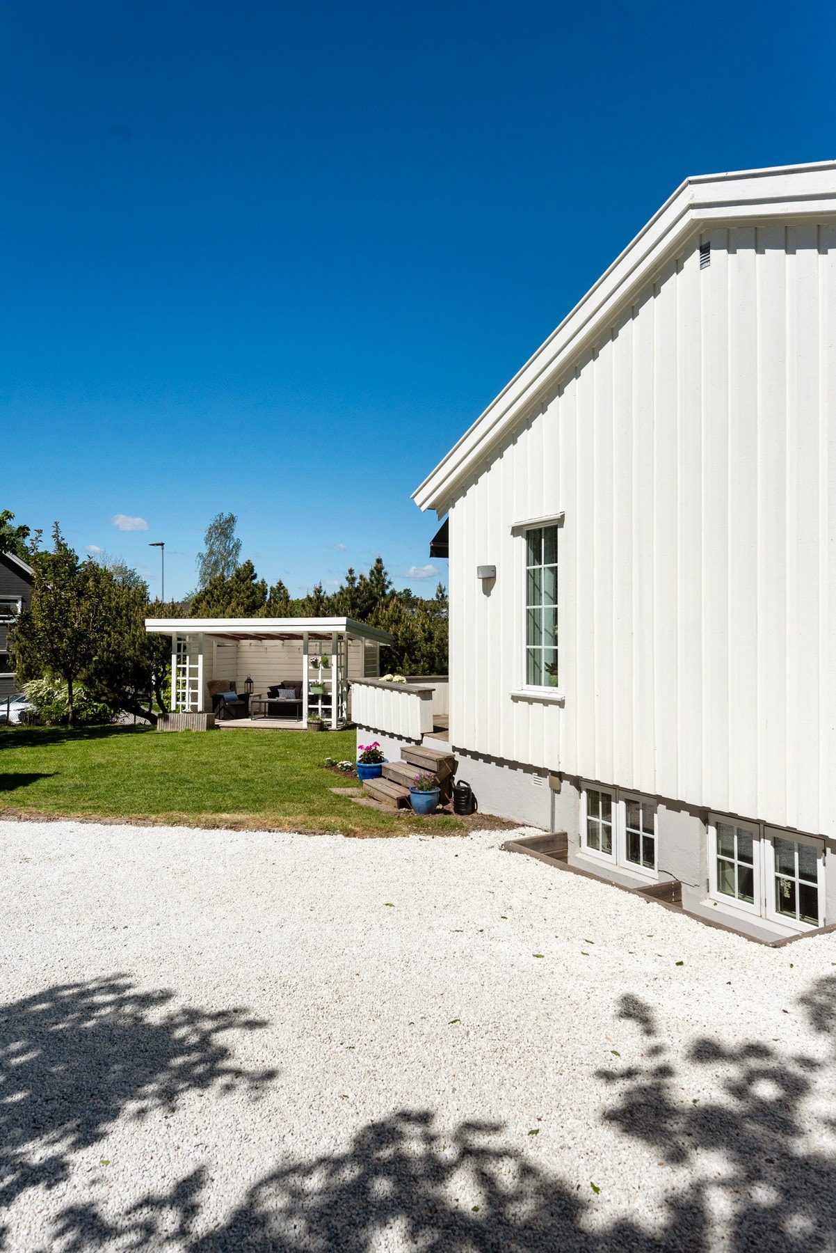 Her har du vakker ny singel i gårdsplassen som fremhever både hus, utestue og hage på en fint måte Galleribilde