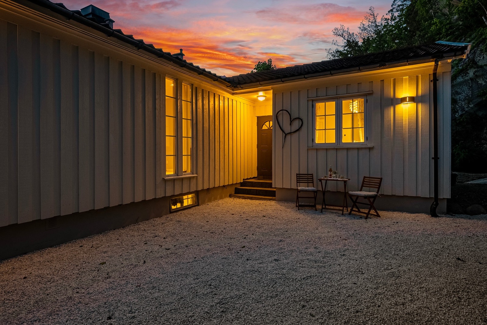 Et hyggelig overbygget inngangsparti ønsker deg velkommen hjem Galleribilde