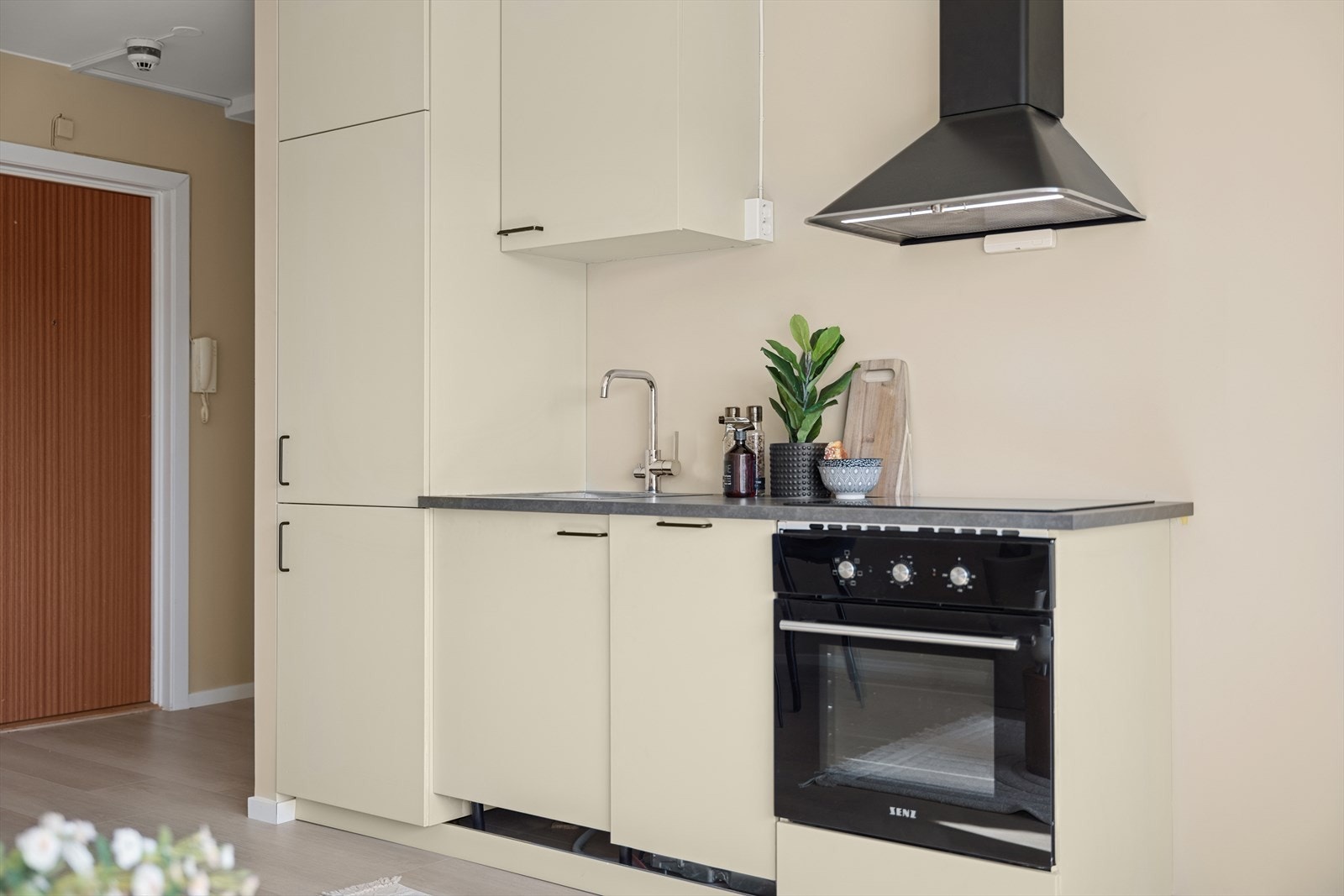 Hvitevarer som stekeovn, induksjonstopp, oppvaskmaskin og kjøl/frys medfølger, og det er montert både komfyrvakt og ventilator med kullfilter. Galleribilde