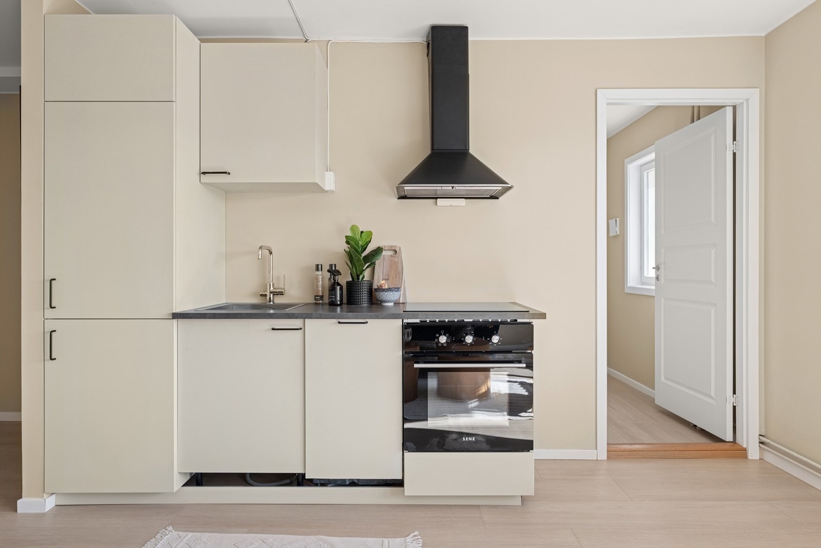 Kjøkkenet ligger i åpen løsning mot stuen og fremstår moderne og pent vedlikeholdt. Galleribilde