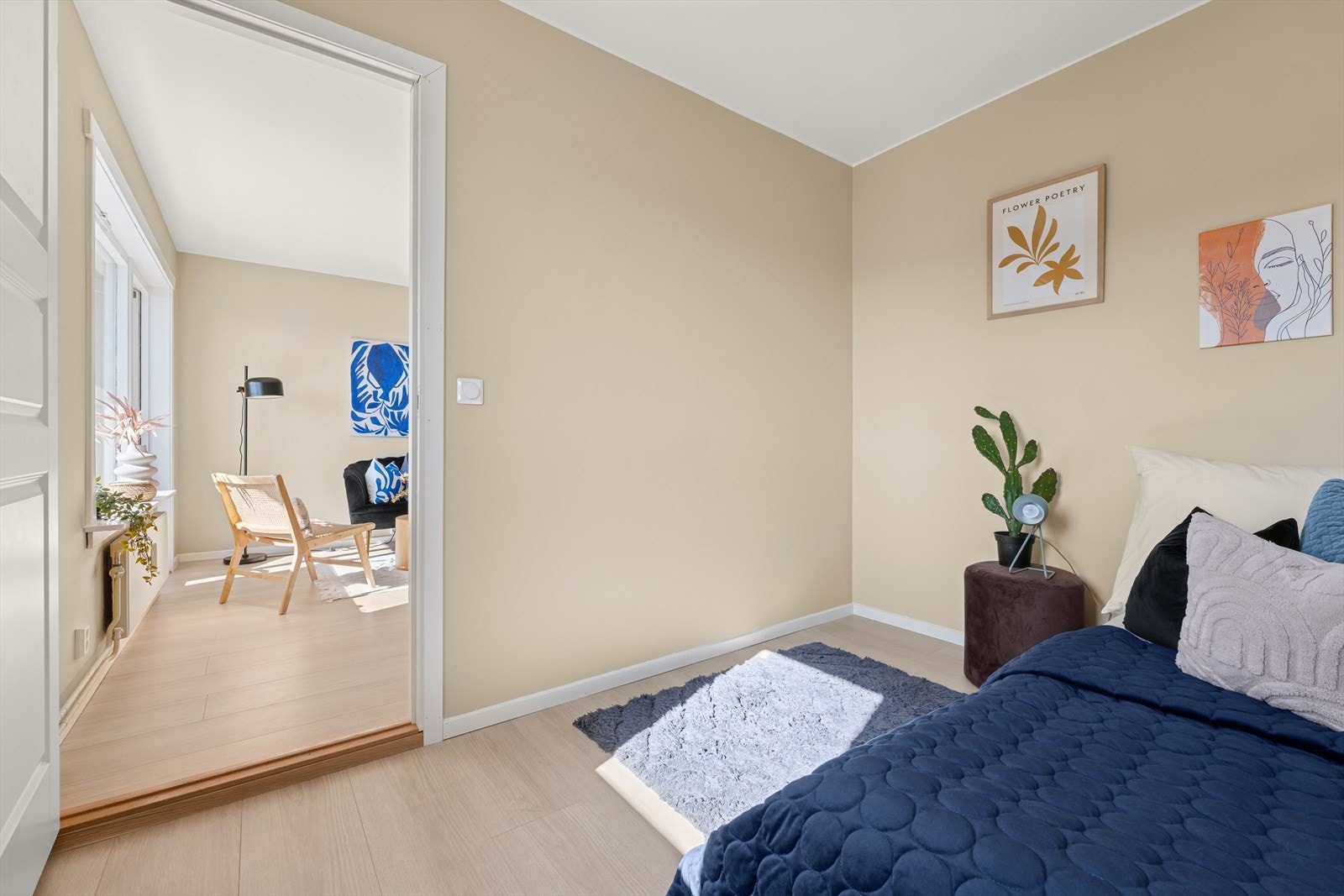 Her er det plass til dobbeltseng, nattbord og garderobeløsning. Galleribilde