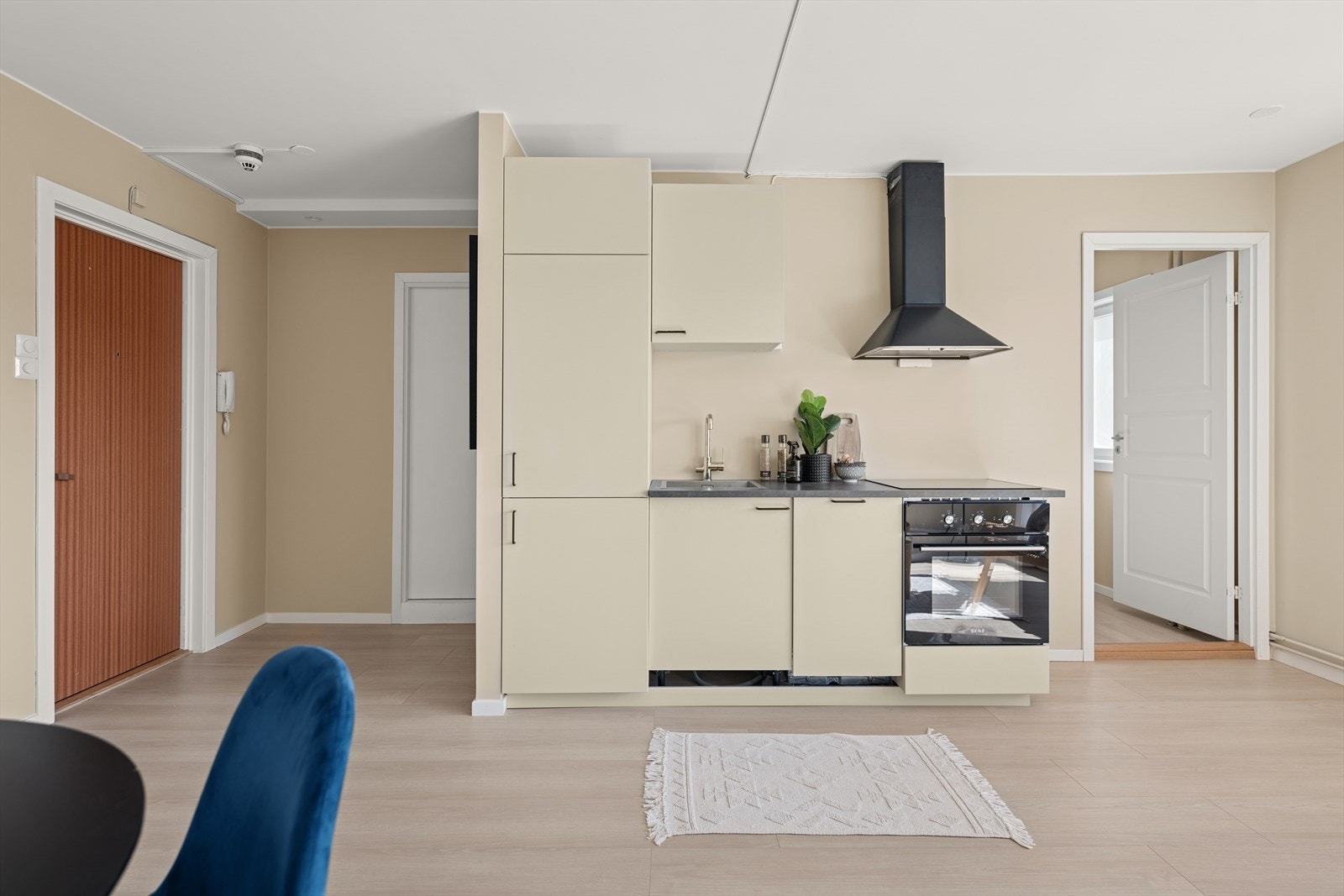 Nydelig IKEA innredning og hvitevarer. Her får du god skap- og benkeplass, og det er lagt vekt på praktiske løsninger Galleribilde