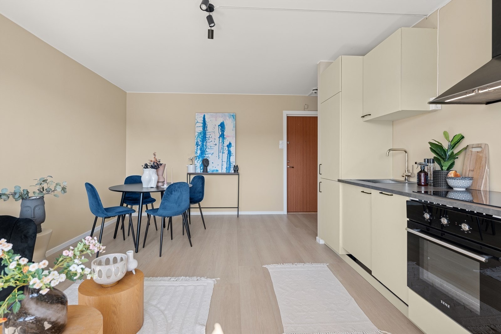 Samtidig ble alle overflater malt i moderne og behagelige fargetoner. Galleribilde