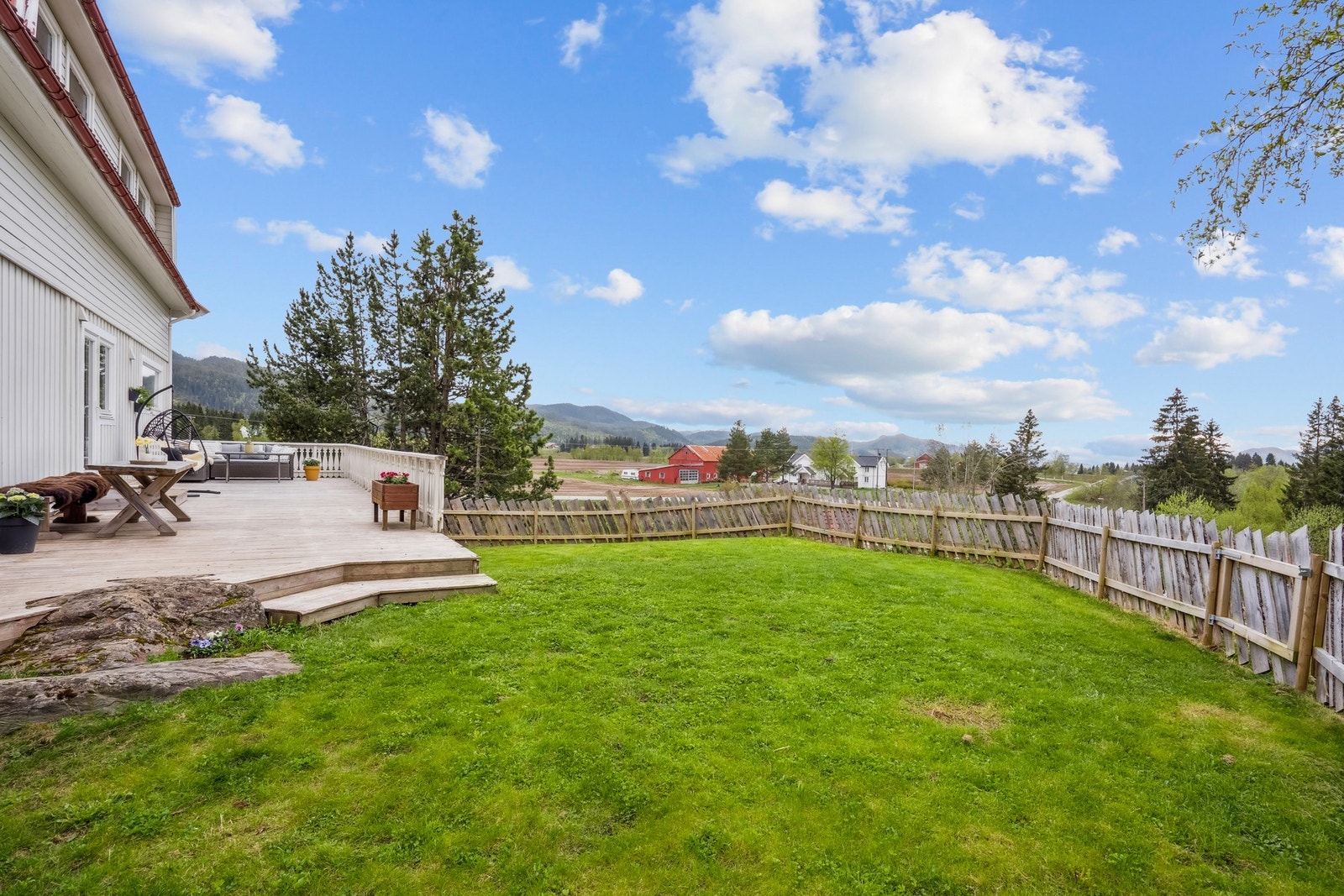 Eiendommen har en stor og innbydende tomt med rikelig boltringsplass - perfekt for både lek, sosiale sammenkomster og hageaktiviteter. Galleribilde