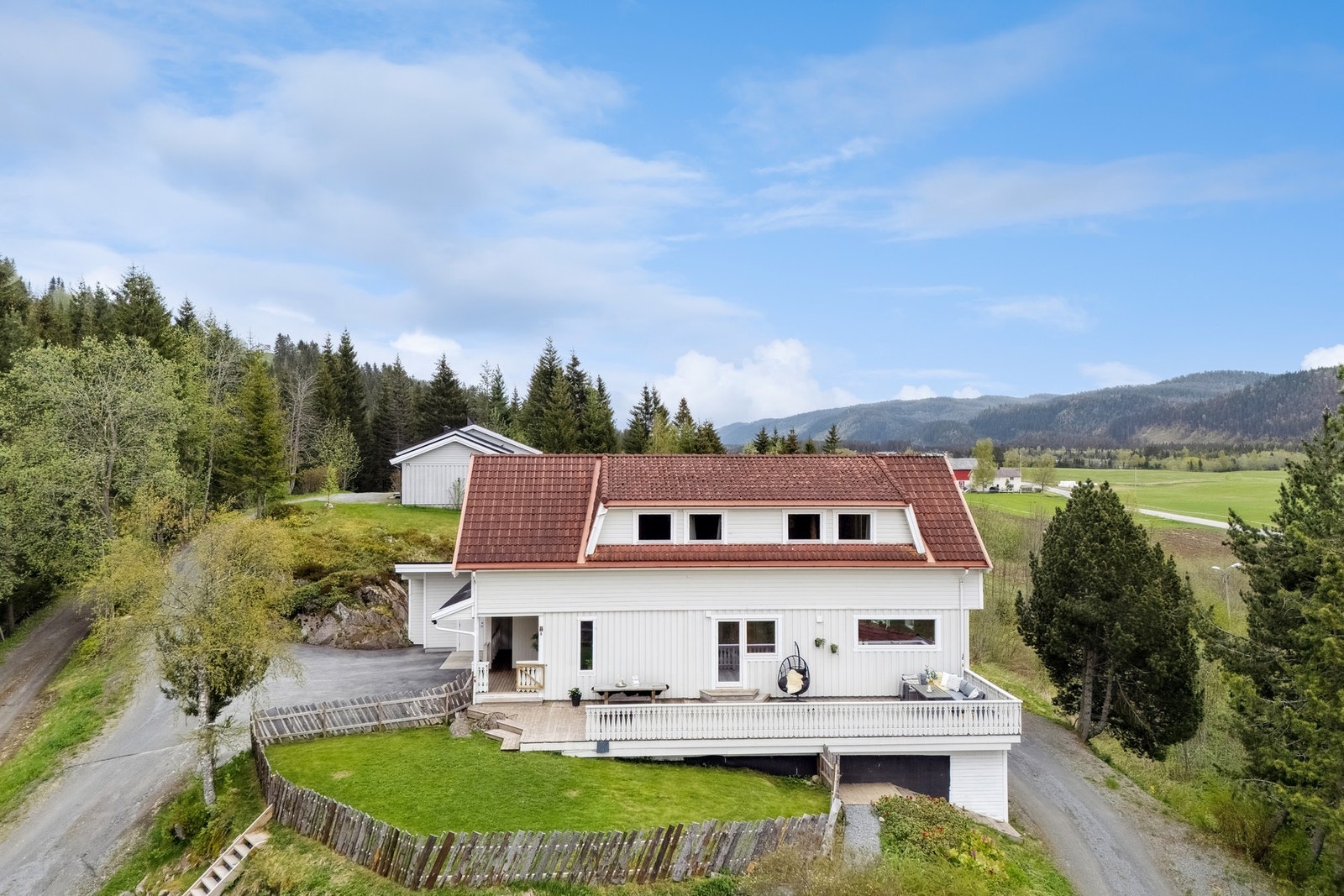 Fra boligen har du kort vei til både Ler og Melhus sentrum - kun noen minutters kjøretur unna finner du et bredt utvalg av butikker, kafeer, restauranter og nødvendige helsetjenester. På Ler har du det du trenger for en praktisk og bekvem hverdag, samtidi Galleribilde