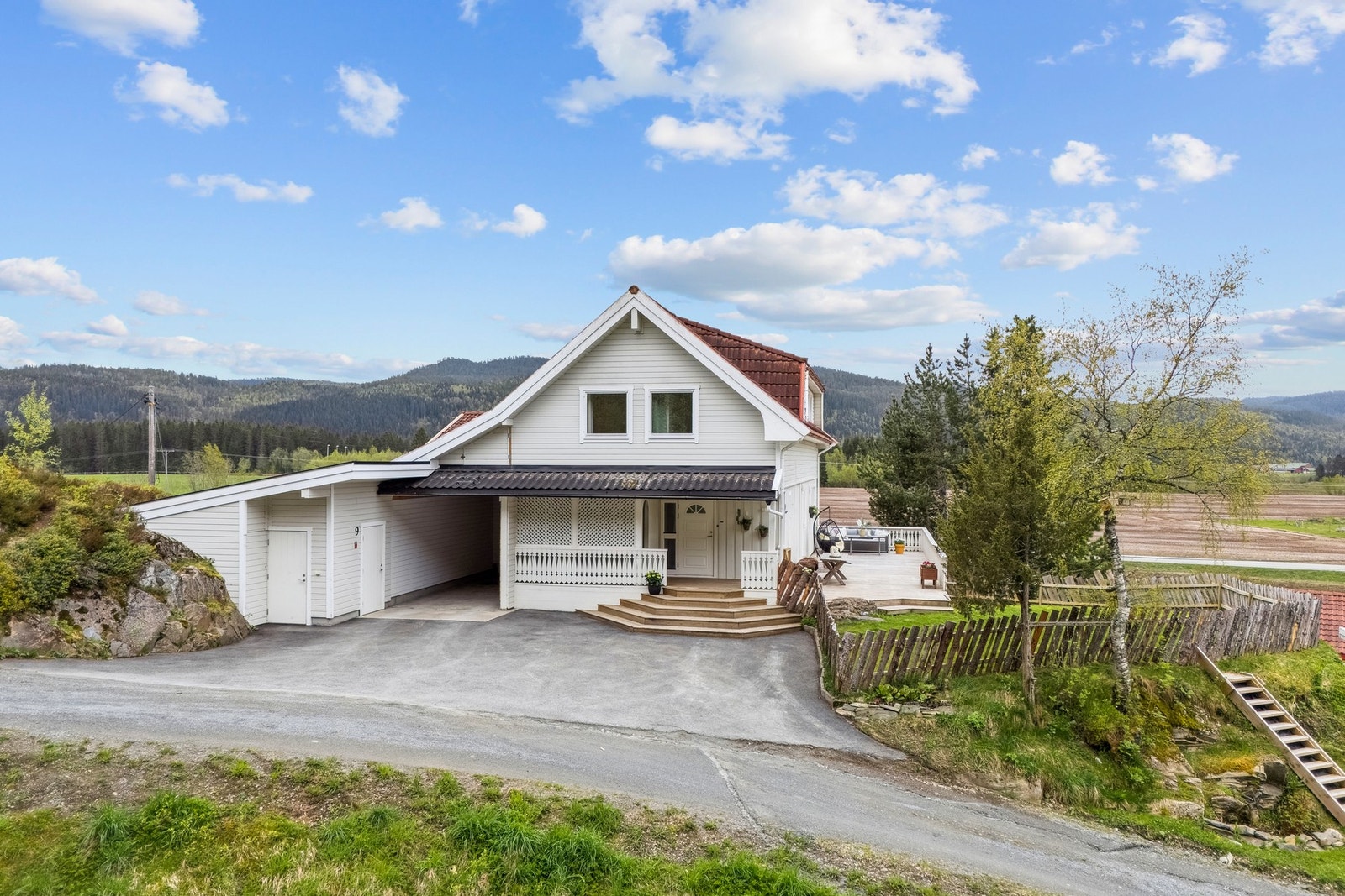 Dreneringen ble utført i 2012. I 2024 ble ny utvendig avløpsledning lagt fra inngangspartiet til sokkeletasjen og frem til septiktanken. Galleribilde