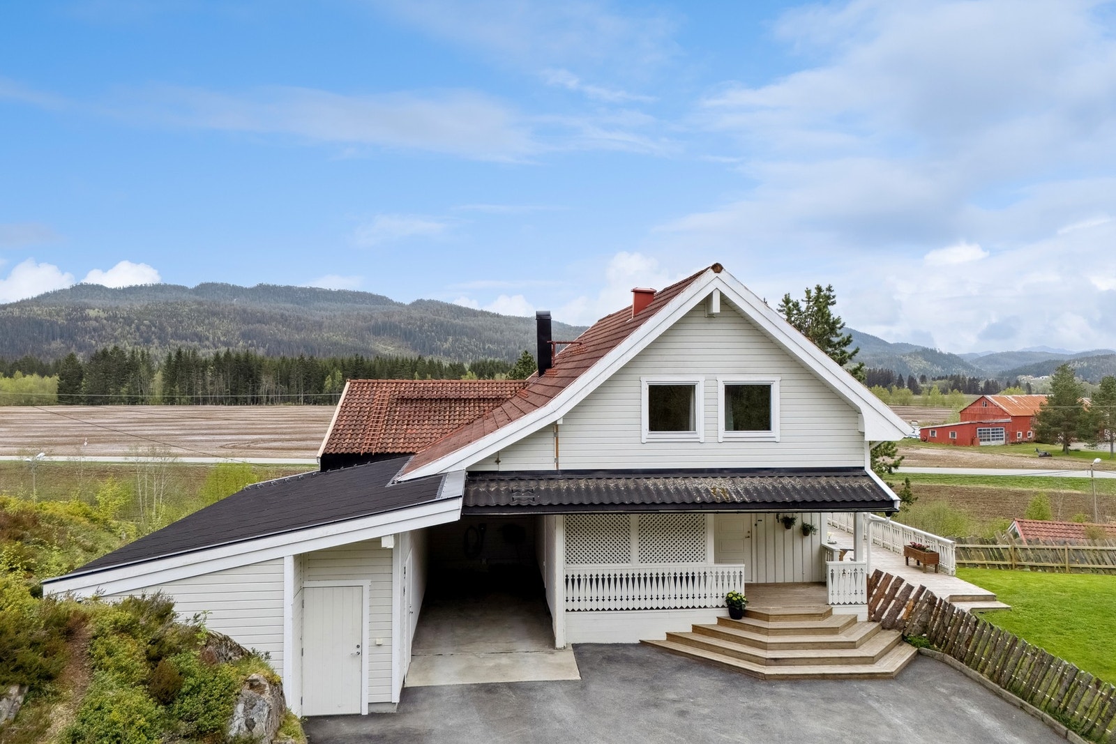 I tillegg til parkering i frittstående garasje og carport er det god plass i egen gårdsplass til parkering. Galleribilde