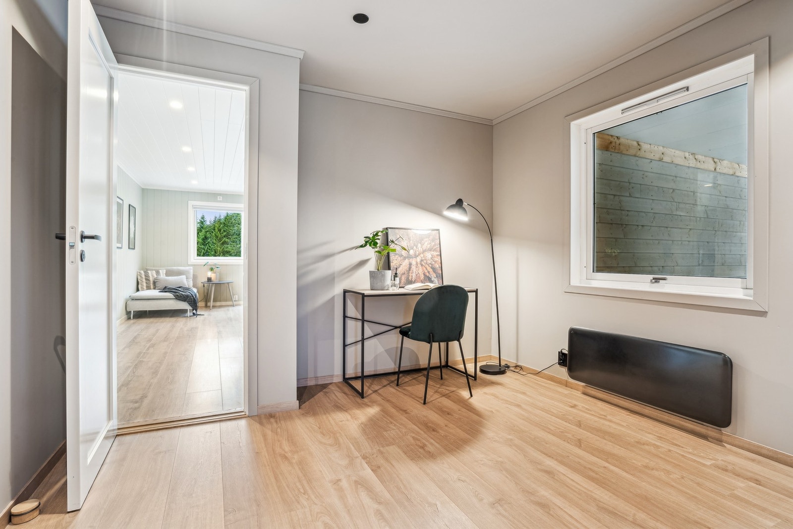Rommet ble nylig pusset opp i 2025, og fungerer i dag utmerket som hjemmekontor - til tross for at det er benevnt som gang i plantegningen. Galleribilde