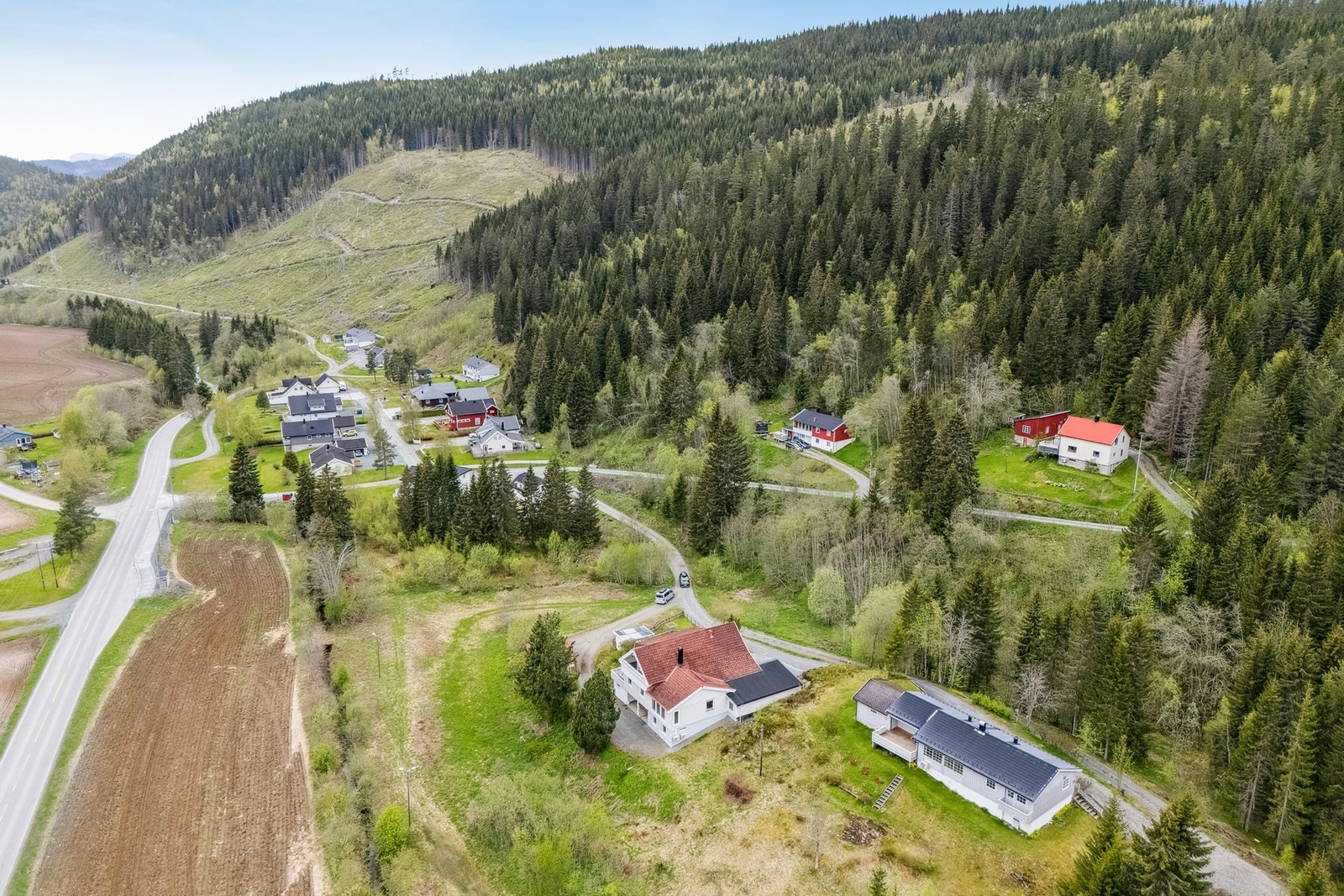For den aktive er beliggenheten en drøm - med flotte turstier, skogsområder og elver like i nærheten, ligger alt til rette for både rolige turer og mer krevende utendørsaktiviteter. Her bor du i naturskjønne omgivelser som gir en behagelig avstand til bye Galleribilde