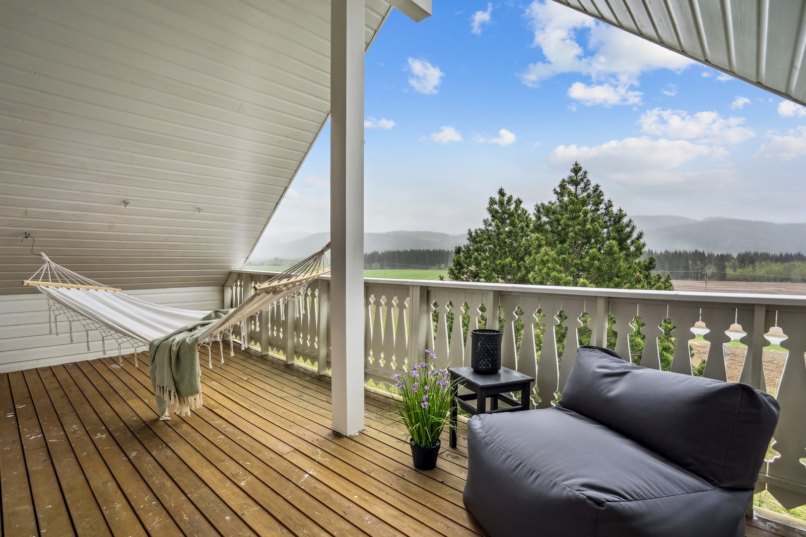 Tre solrike uteplasser - terrasse i under- og hovedetasje, samt balkong i loftsetasjen. Galleribilde