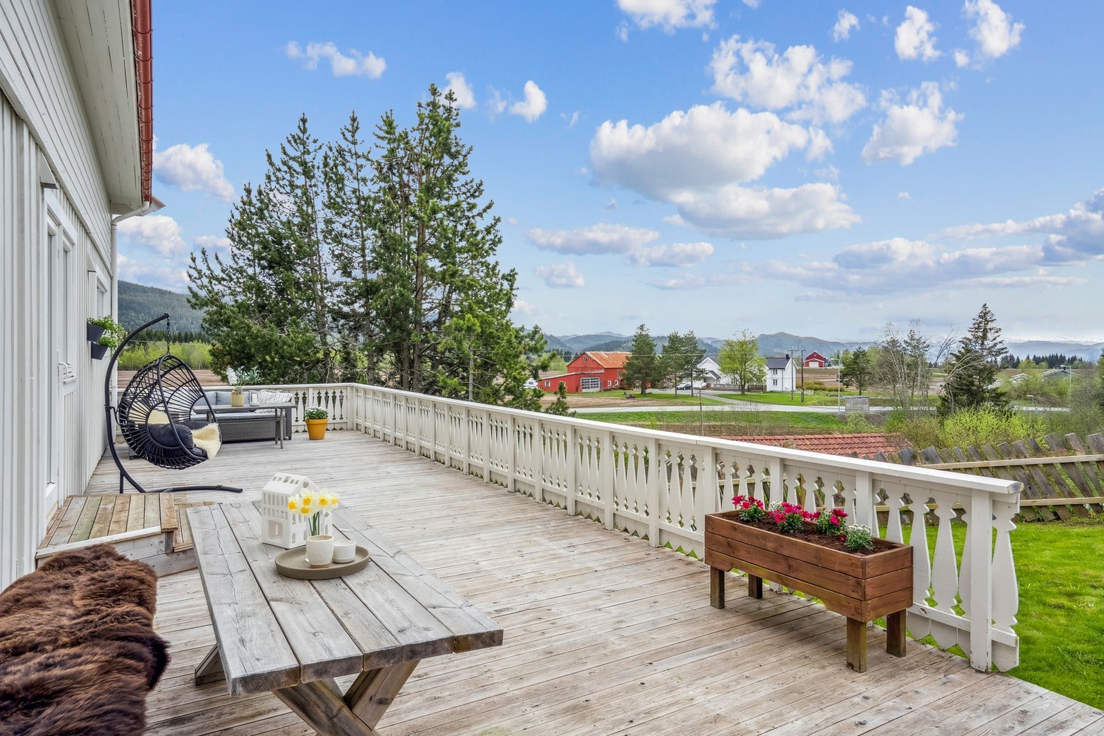 Med en opparbeidet tomt på nesten 2 mål og flere flotte uteplasser, kan eneboligen by på både vidstrakt utsikt og sol fra morgen til kveld. Galleribilde